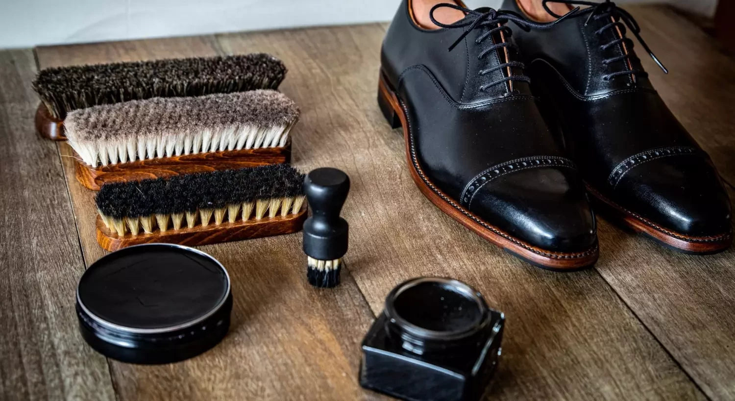 Cirer et nourrir chaussures cuir lisse