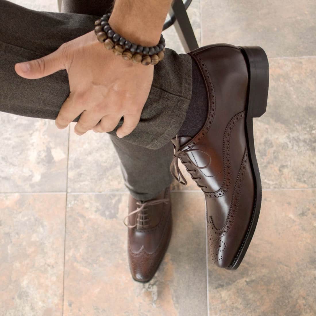 Richelieu fleuri en cuir marron foncé - Chaussures