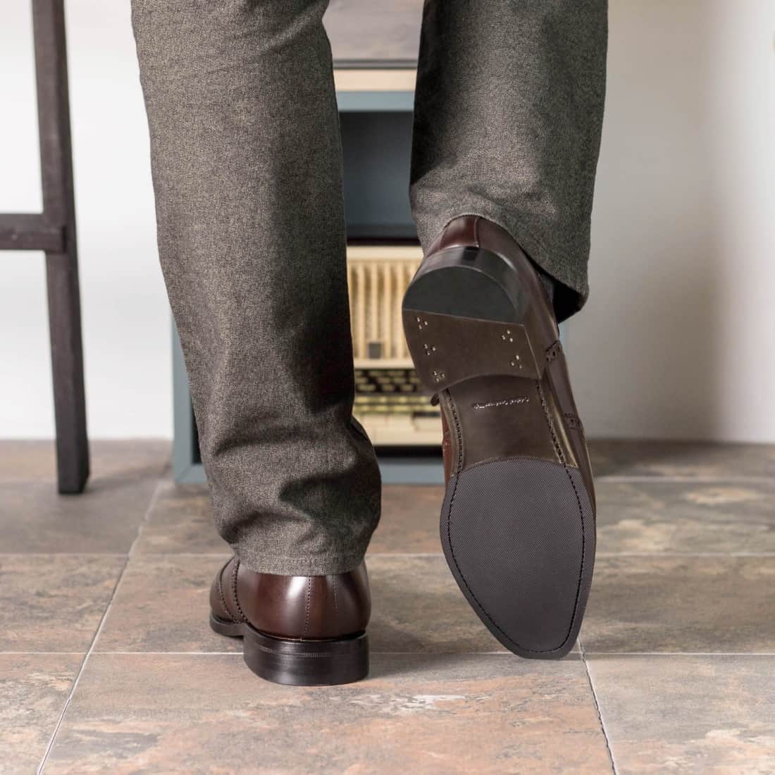 Richelieu fleuri en cuir marron foncé - Chaussures