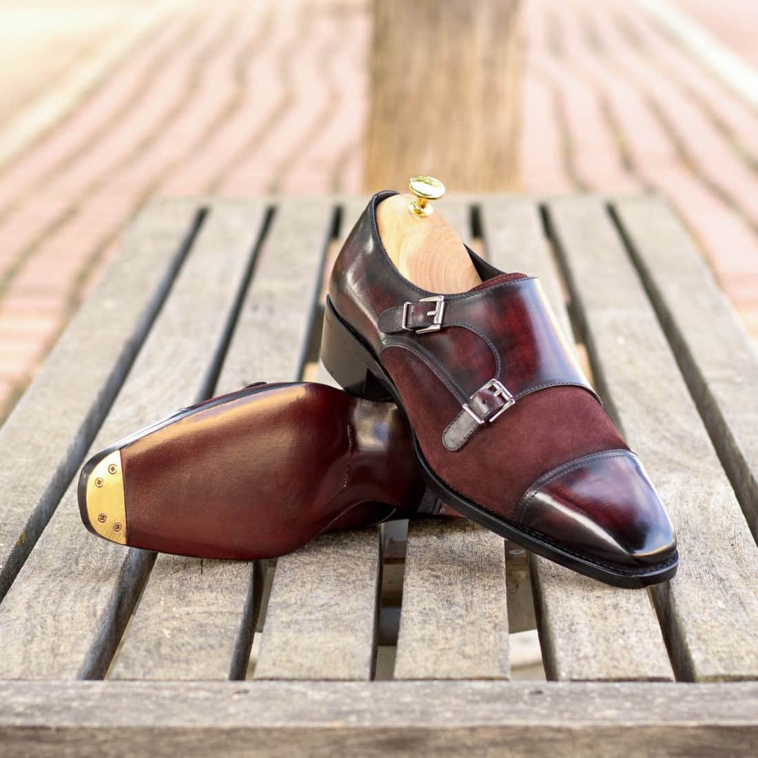 Chaussure double boucle en cuir patiné et daim bordeaux