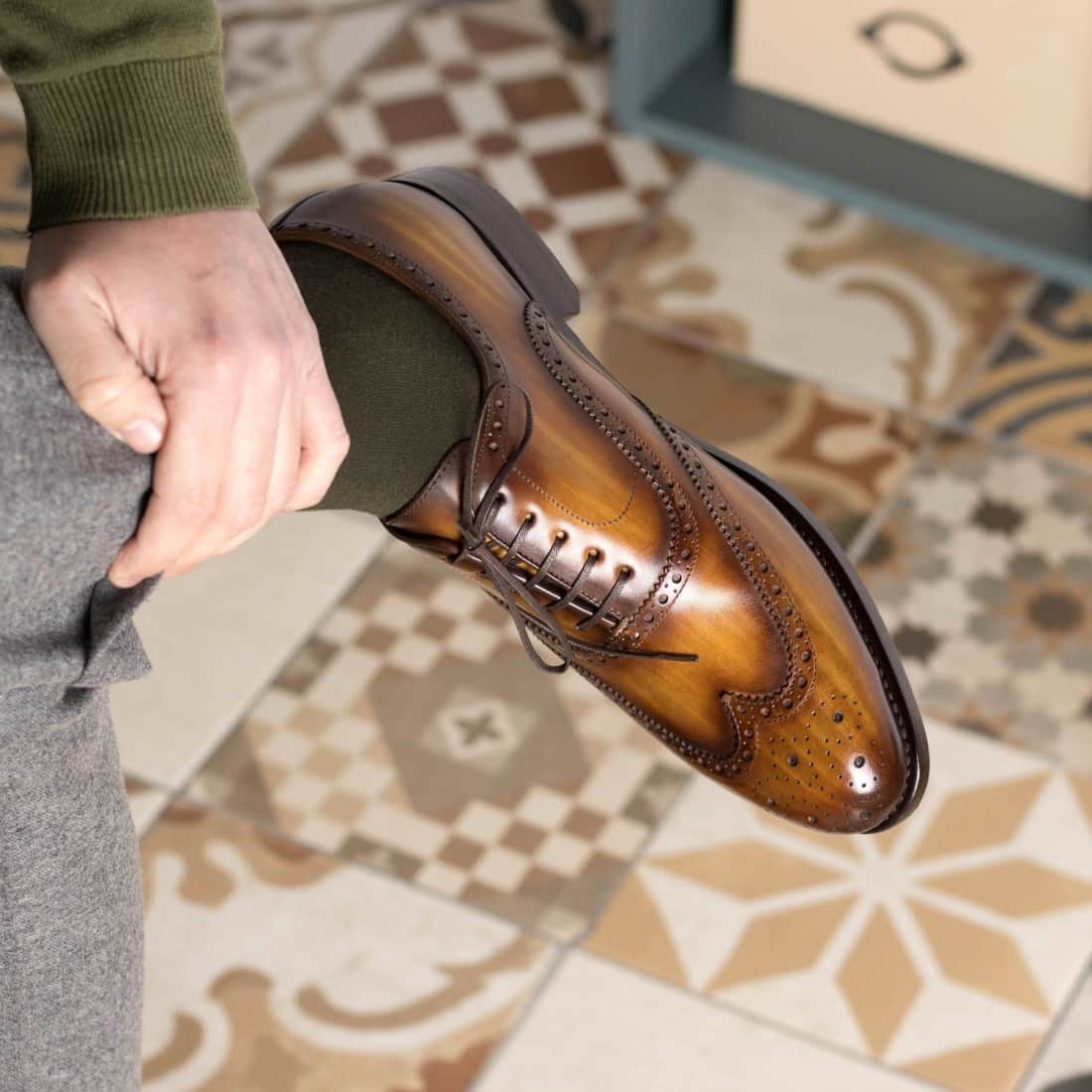 Richelieu fleuri en cuir cognac patiné - Chaussures
