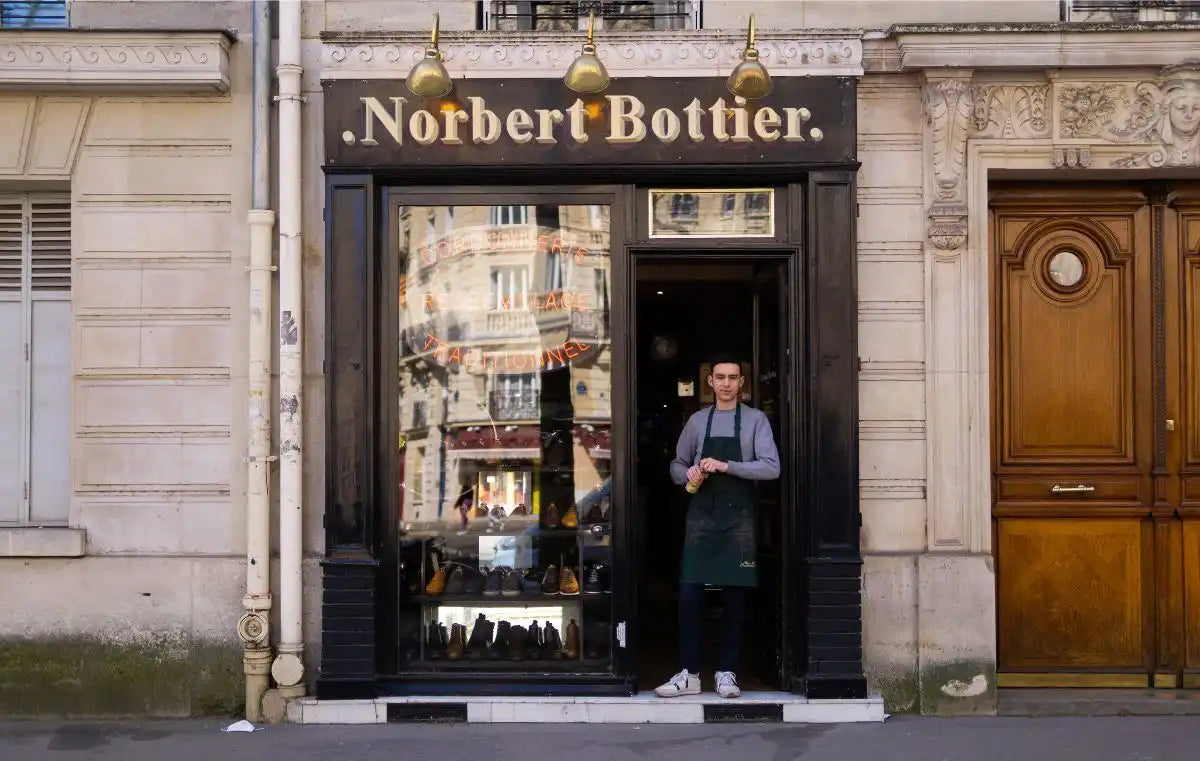 Une vitrine française traditionnelle avec une enseigne ‘Norbert Bottier’ au-dessus de l'entrée.