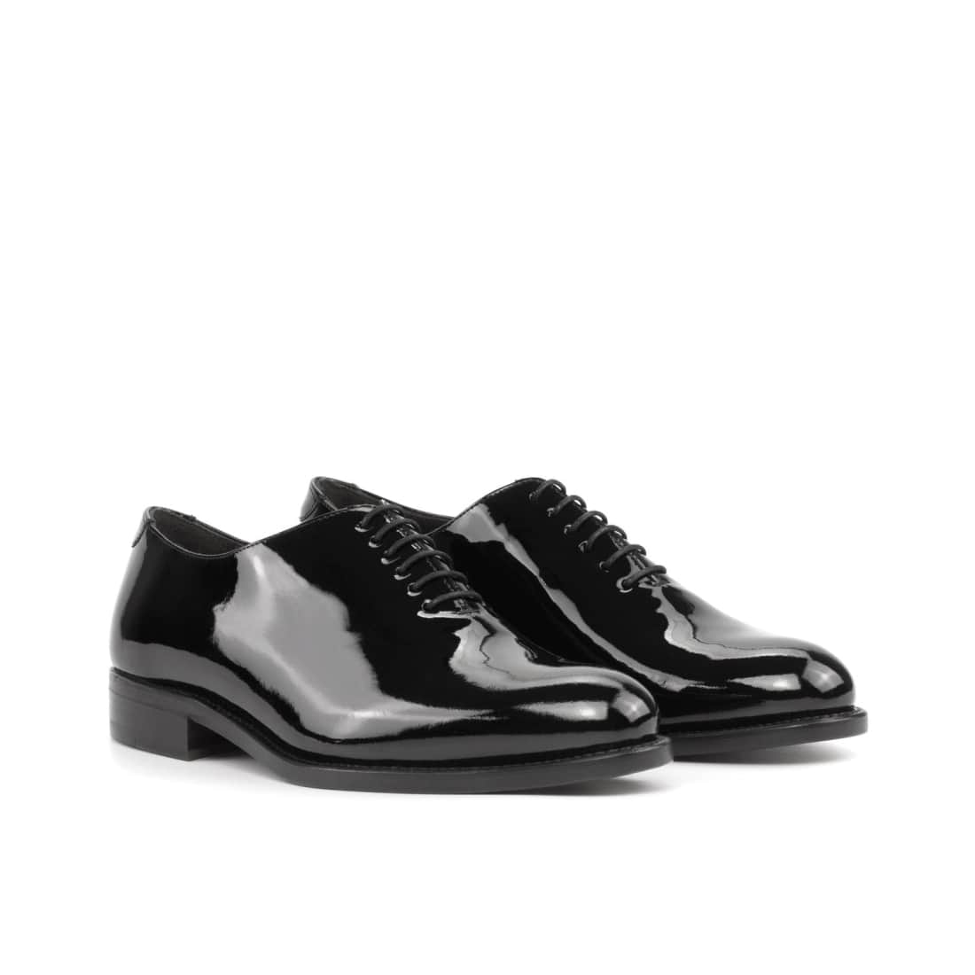 Paire de One Cut en cuir verni noir, vue de trois quarts