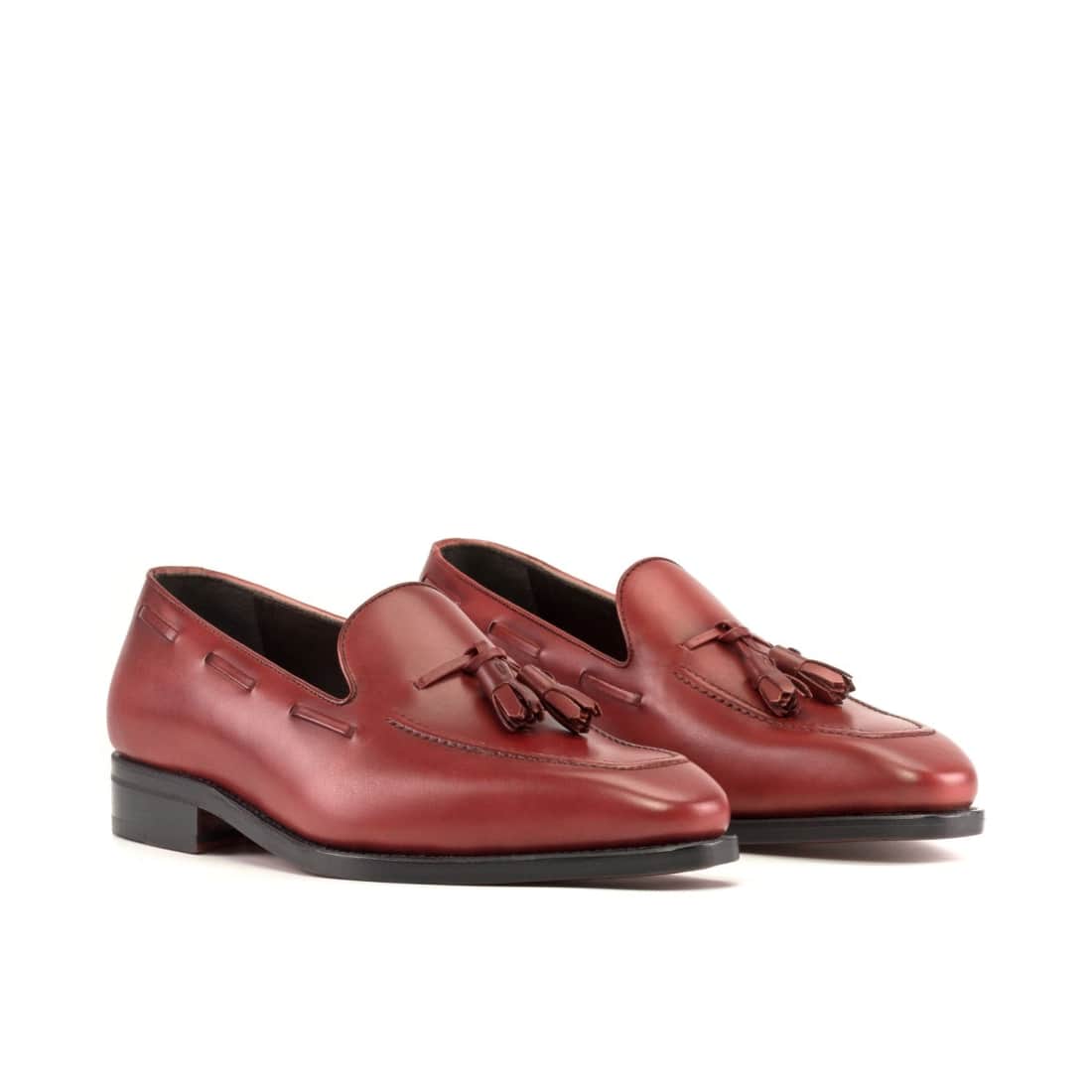 Mocassins à glands en veau teinté main rouge, vue de trois quarts