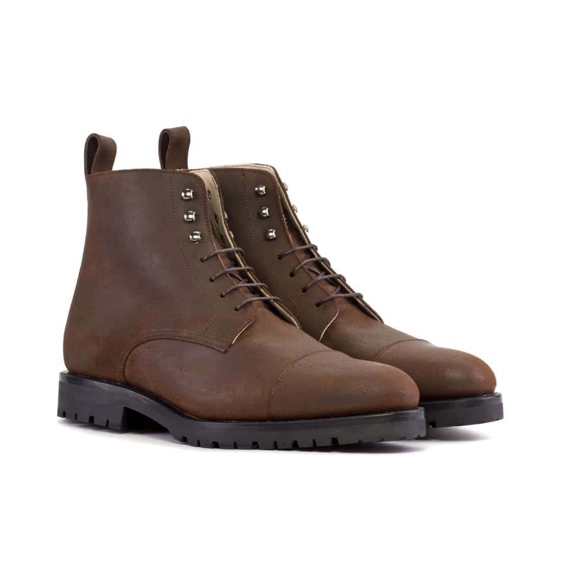 Bottines à bout droit en daim ciré marron, sur semelle Commando, vue de trois quarts