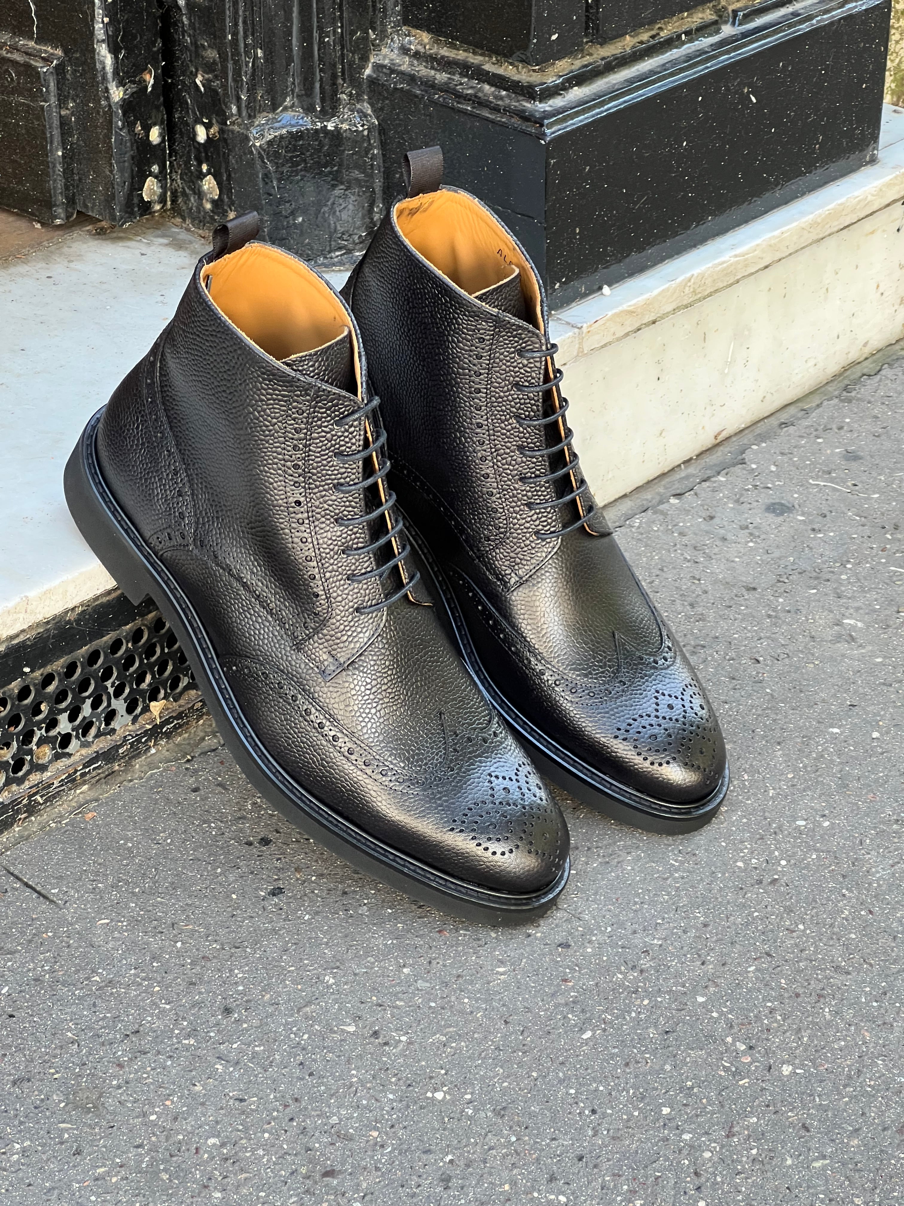 Alpes - Bottines en cuir grainé noir semelles caoutchouc