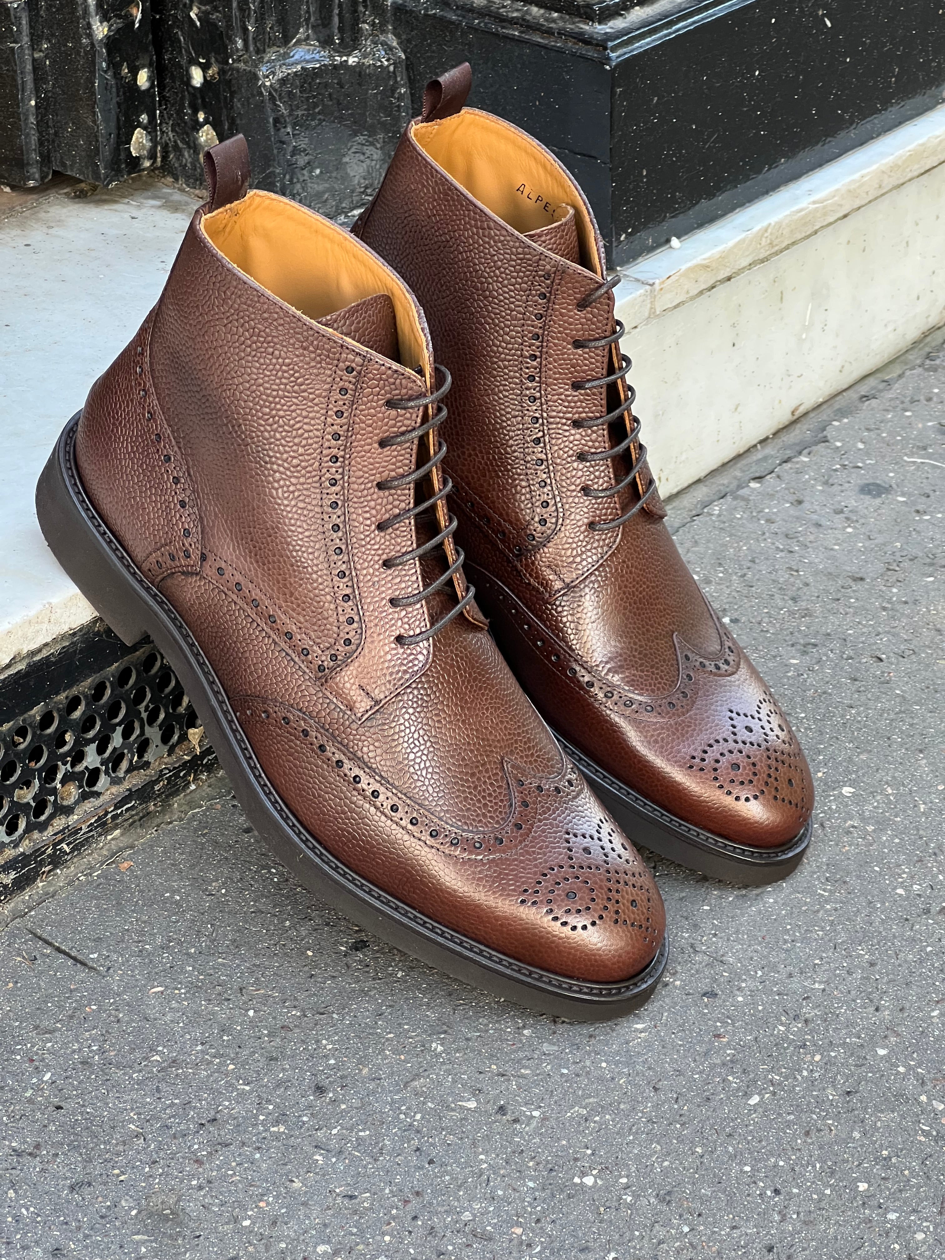 Alpes - Bottines en cuir grainé marron semelles caoutchouc