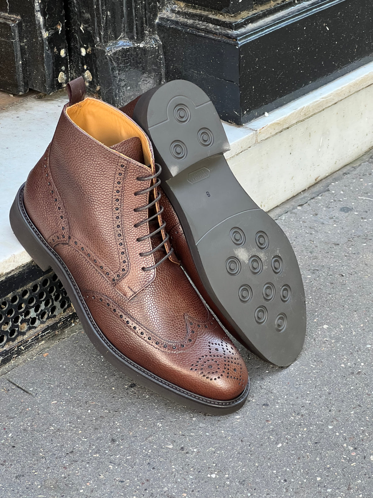 Alpes - Bottines en cuir grainé marron semelles caoutchouc – vue 2