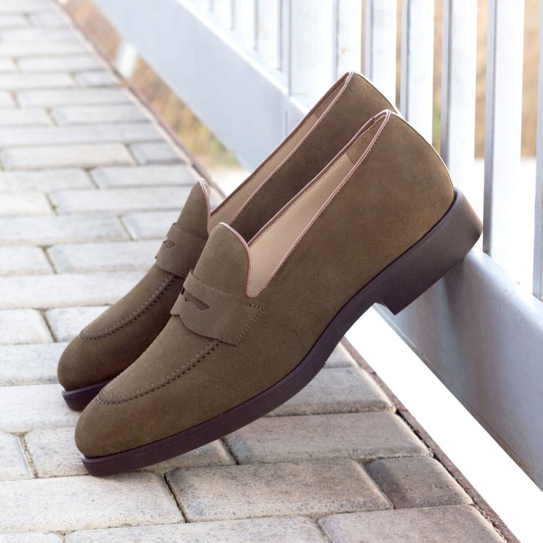 Mocassins Penny à bandeau en daim kaki - Semelles Caoutchouc – vue 4