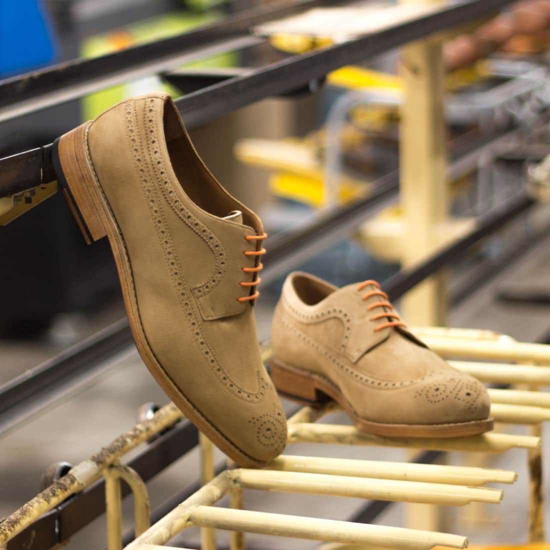 Derbie Brogue fleuri en daim beige – vue 4
