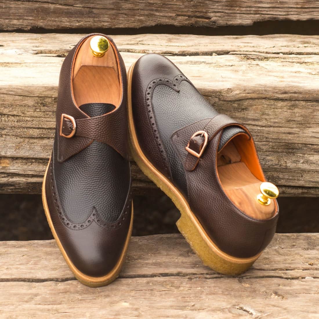 Chaussure à boucle bout fleuri en cuir grainé marron