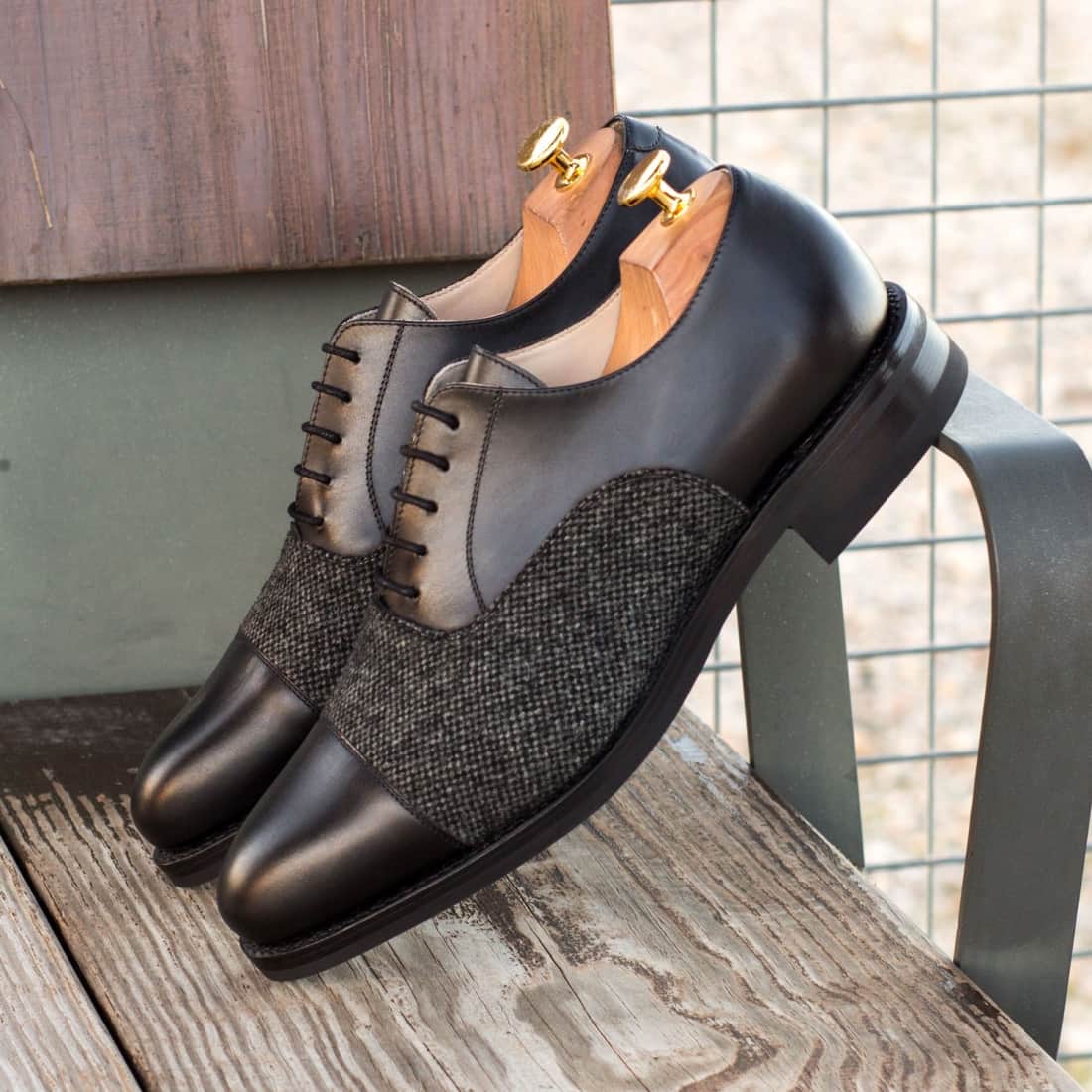 Richelieu bout droit en cuir noir et toile grise