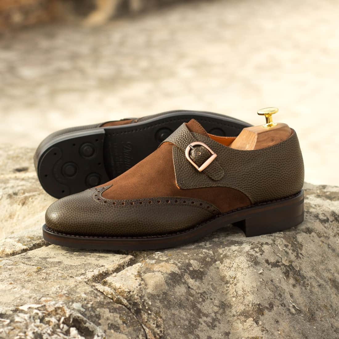 Chaussure à boucle bout fleuri en cuir grainé olive et daim marron - Semelles Dainite – vue 4