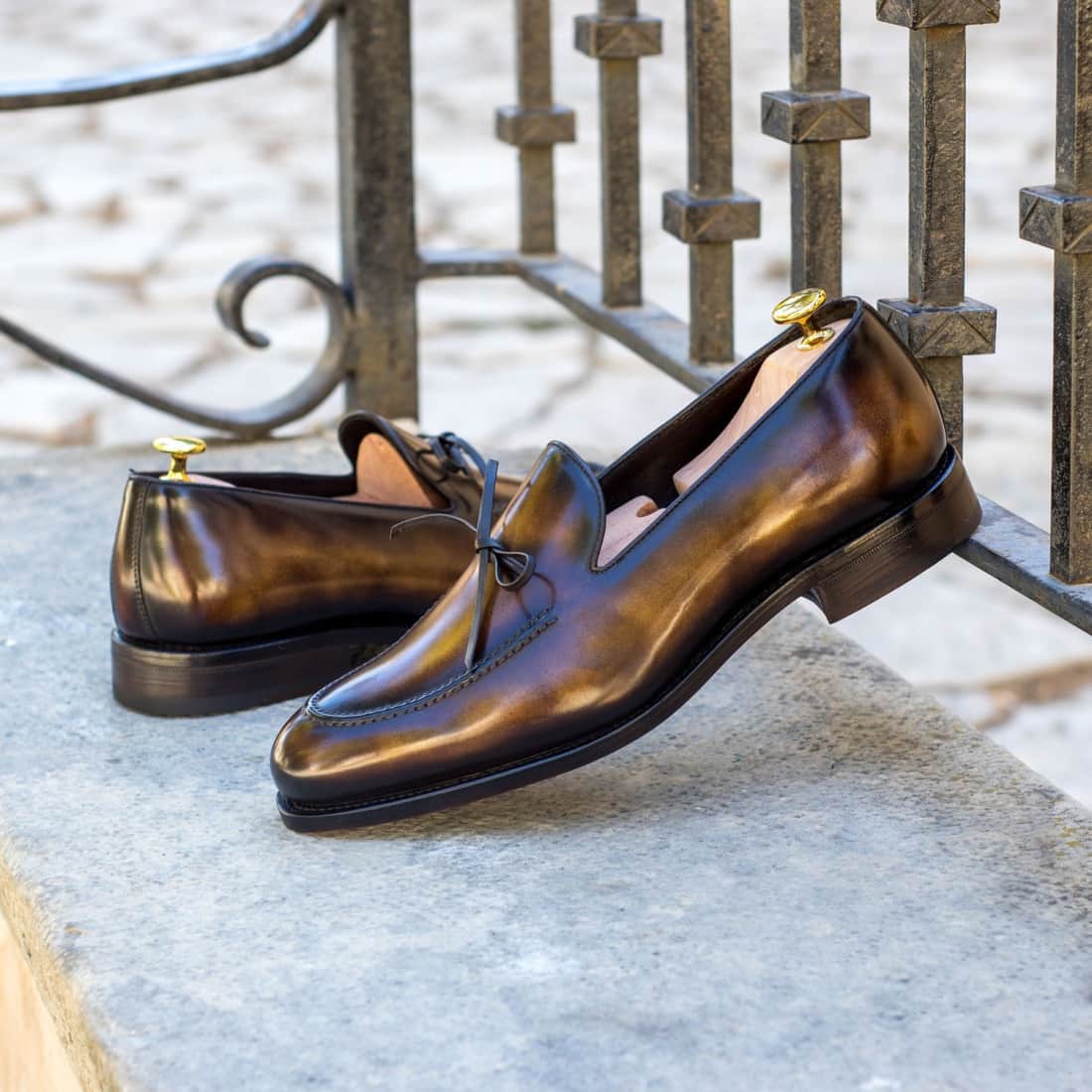 Mocassin à lacets nœud en cuir patiné marron foncé – vue 4