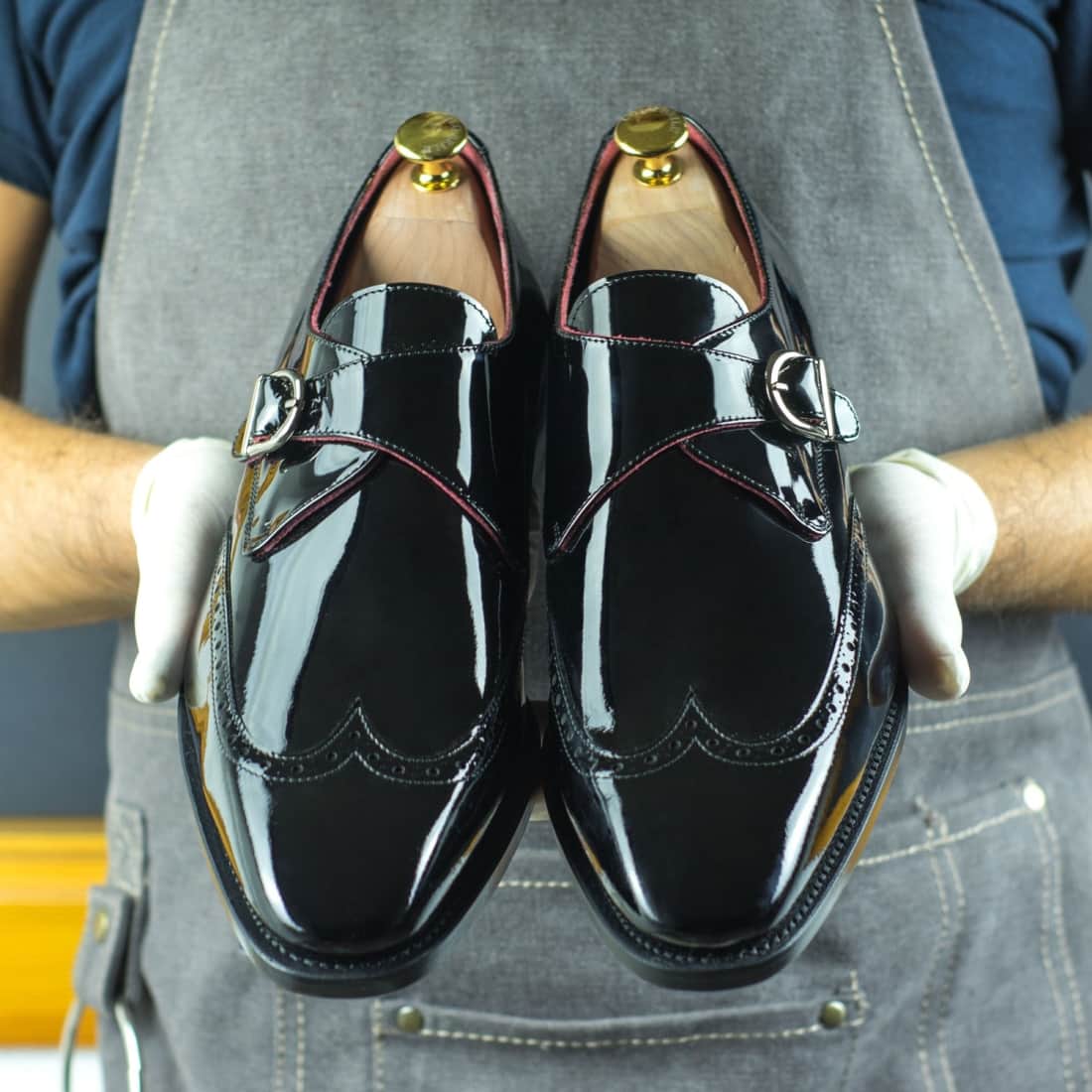 Chaussure à boucle bout fleuri en cuir vernis noir – vue 4