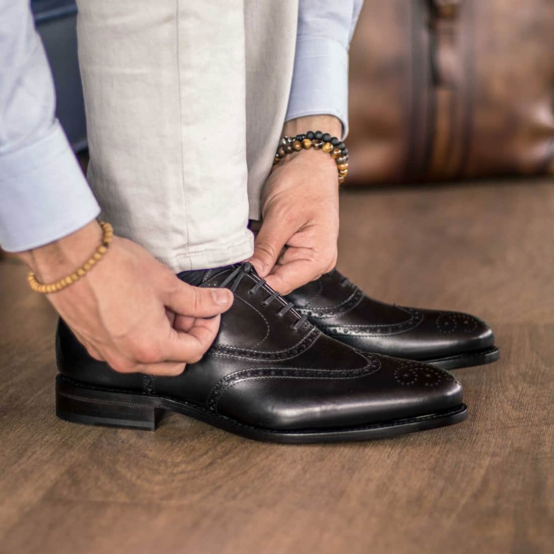 Richelieu fleuri en cuir noir – vue 4