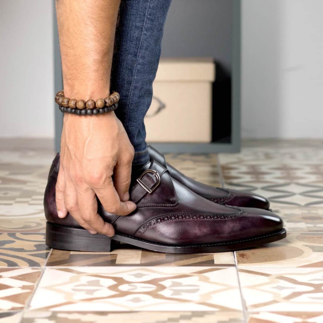 Chaussure à boucle bout fleuri en cuir patiné aubergine – vue 4