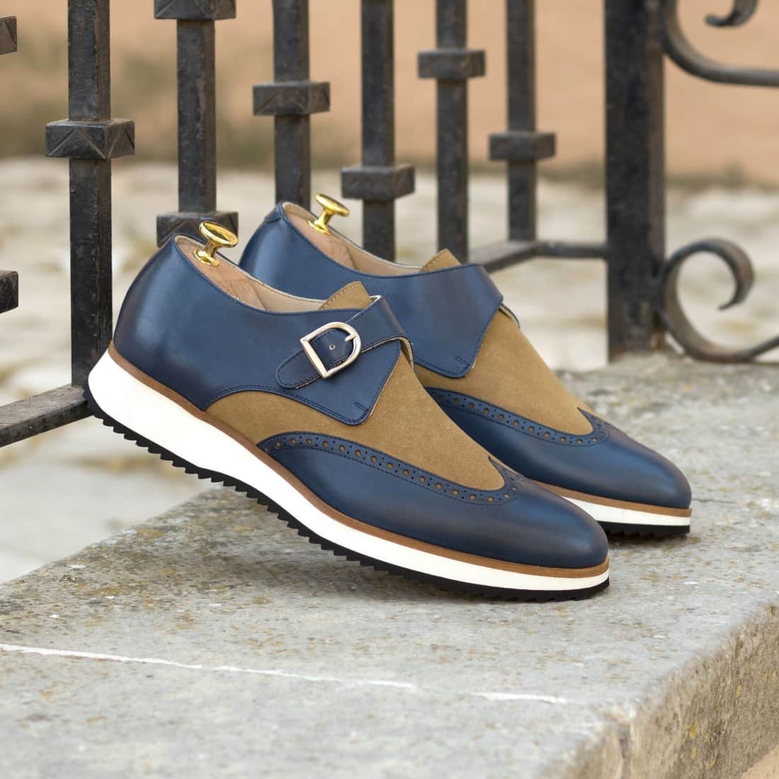 Chaussure à boucle bout fleuri en cuir bleu marine et daim camel - Semelles Sport – vue 4