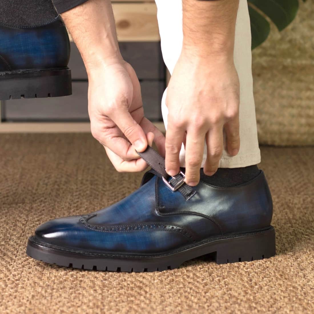 Chaussure à boucle bout fleuri en cuir patiné bleu mariné - Semelles Commando – vue 4
