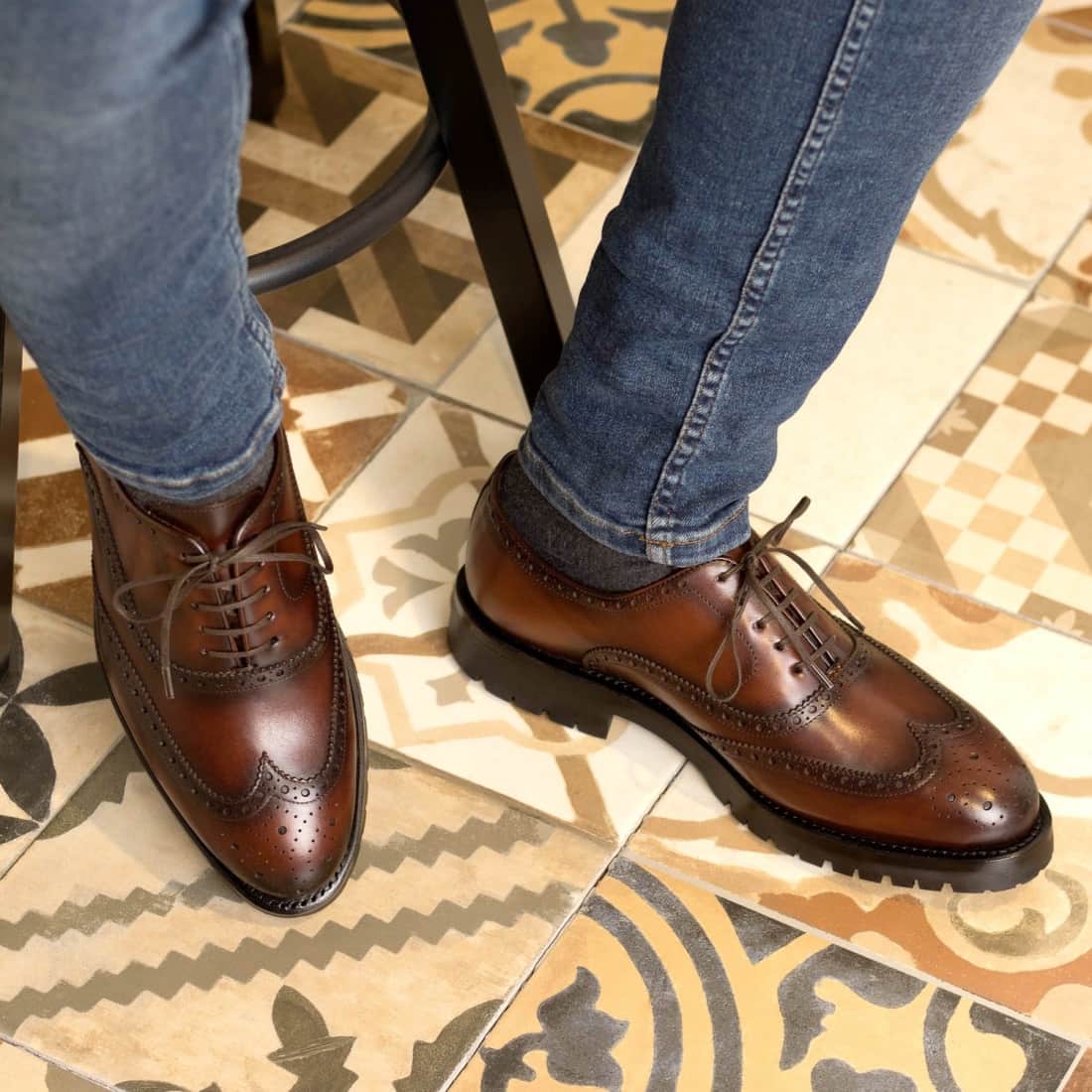 Richelieu fleuri en cuir marron moyen - Semelles Commando