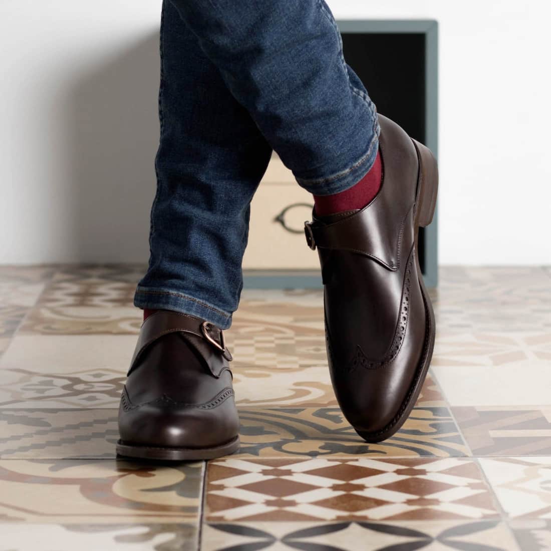 Chaussure à boucle bout fleuri en cuir marron foncé