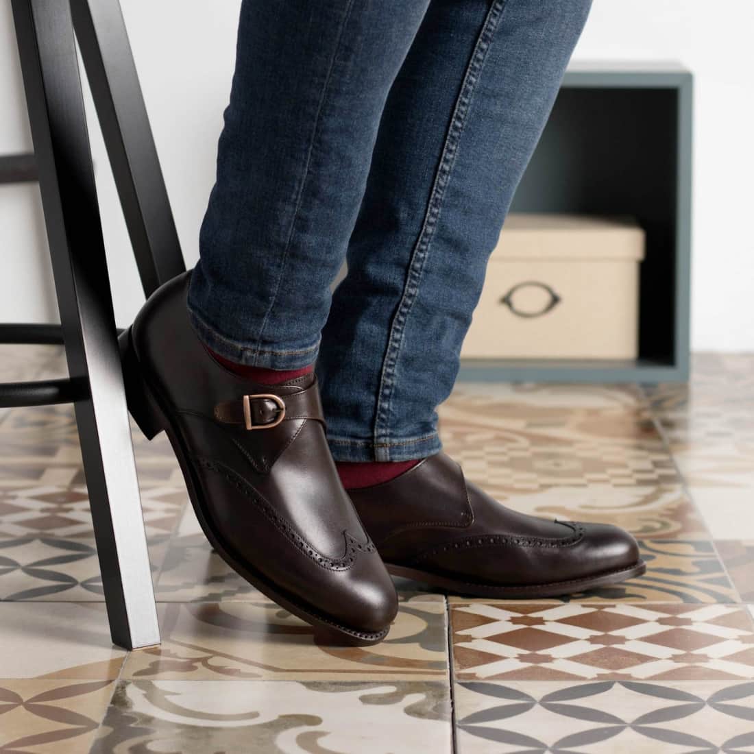 Chaussure à boucle bout fleuri en cuir marron foncé
