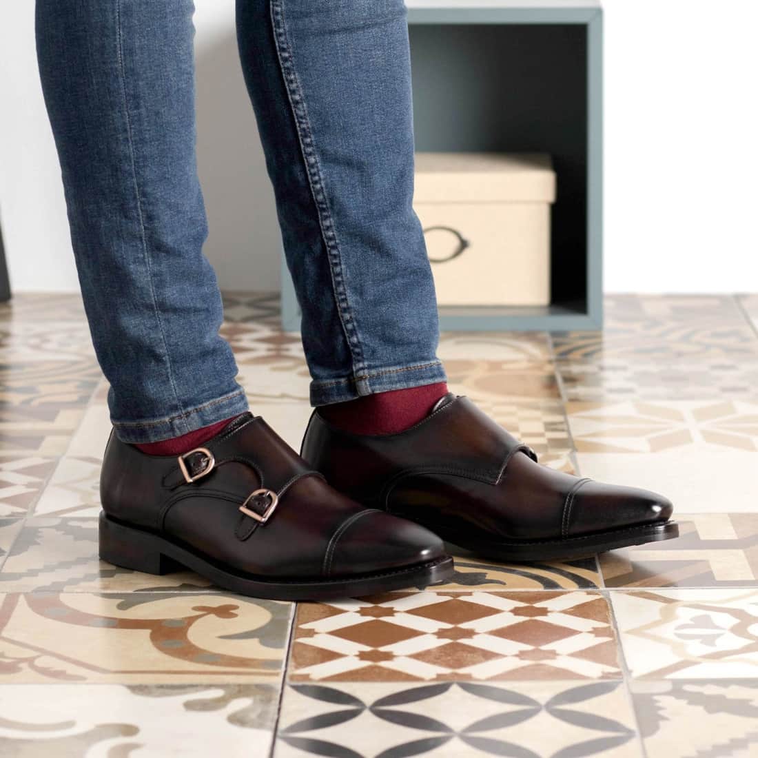 Chaussure double boucle en cuir patiné marron foncé - Semelles Dainite – vue 4