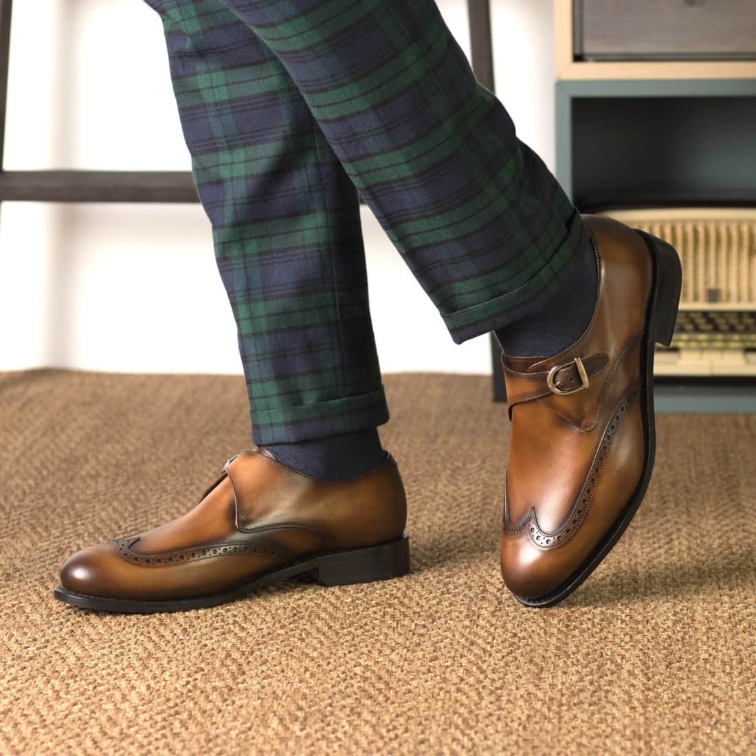 Chaussure à boucle bout fleuri en cuir patiné cognac