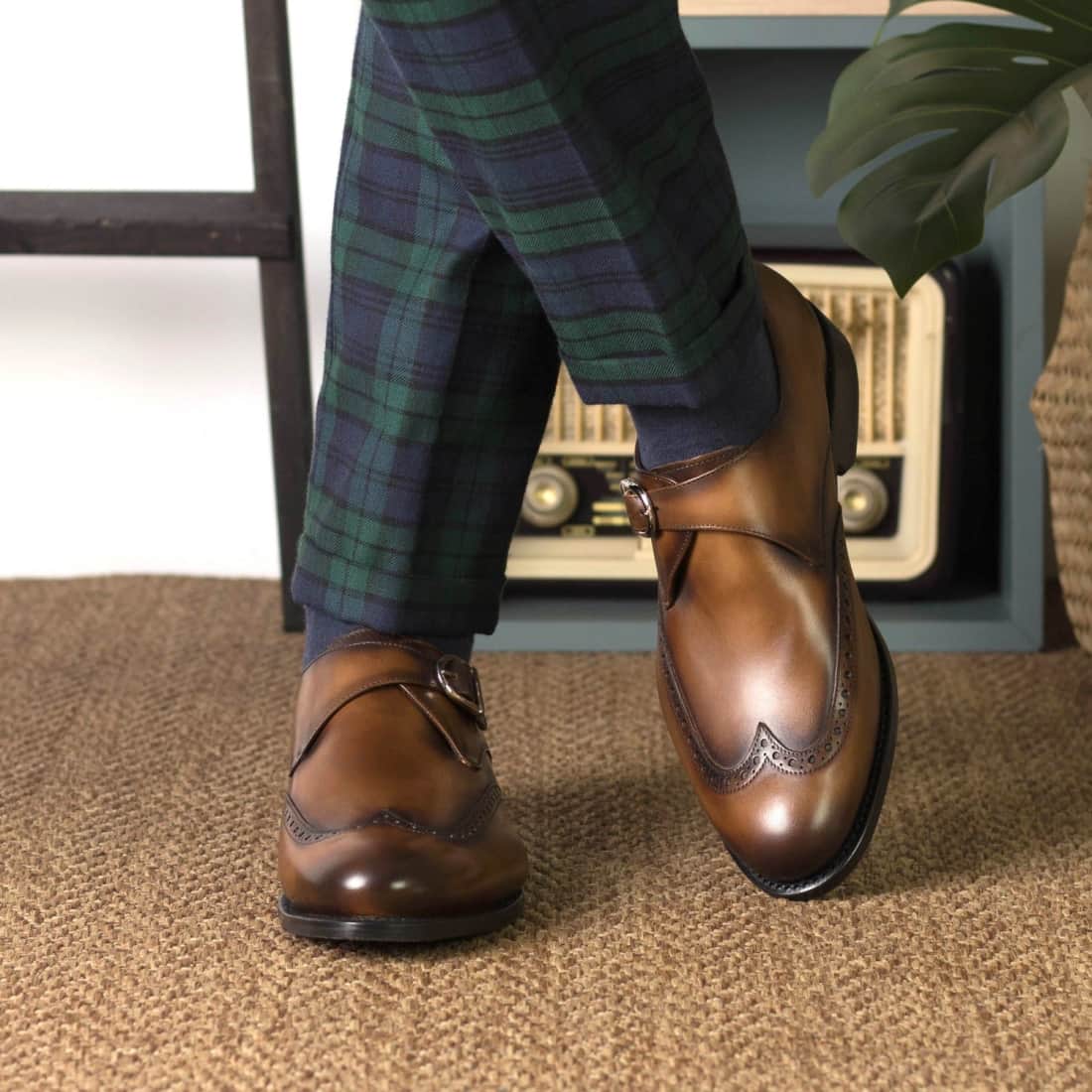 Chaussure à boucle bout fleuri en cuir patiné cognac