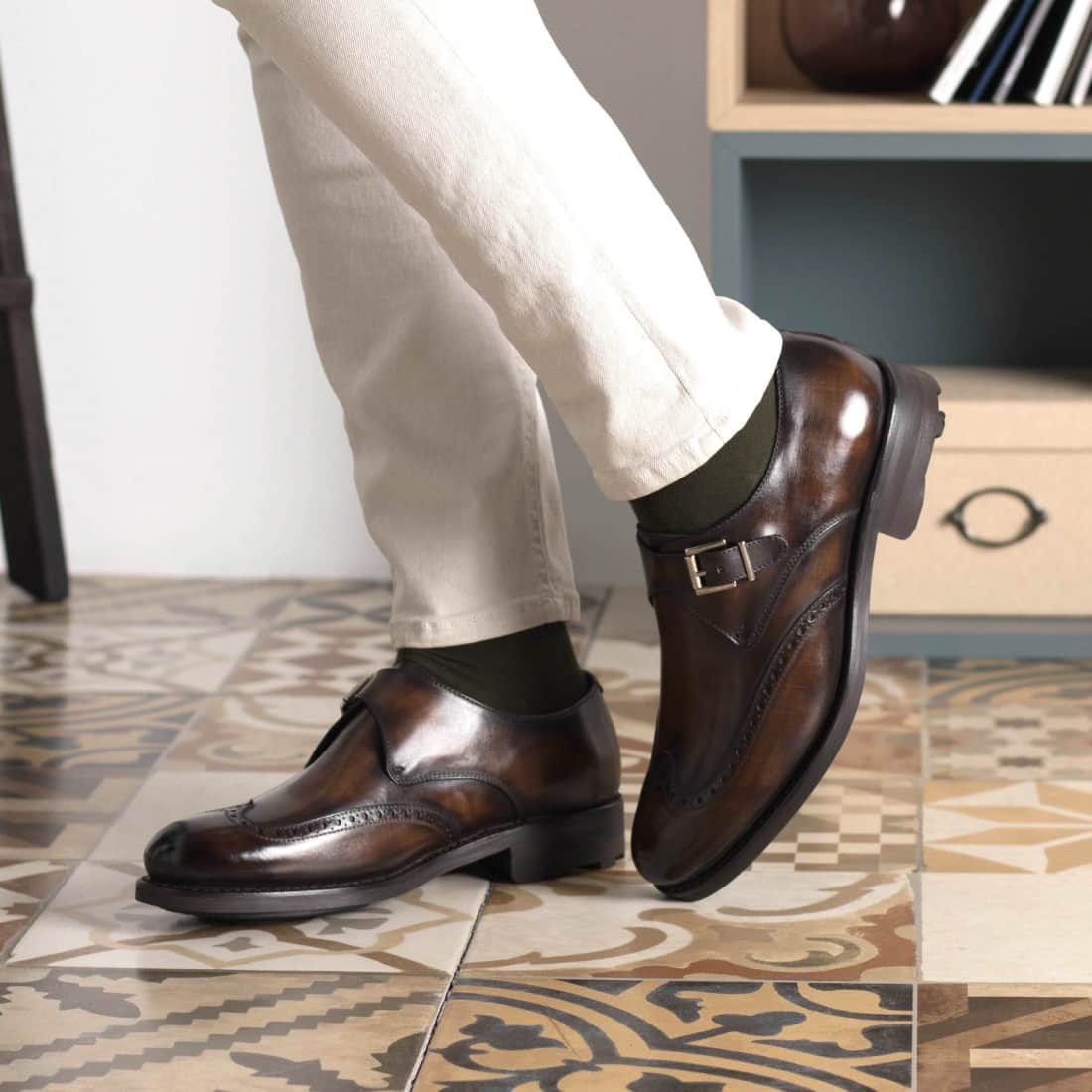 Chaussure à boucle bout fleuri en cuir patiné marron - Semelles Commando – vue 4