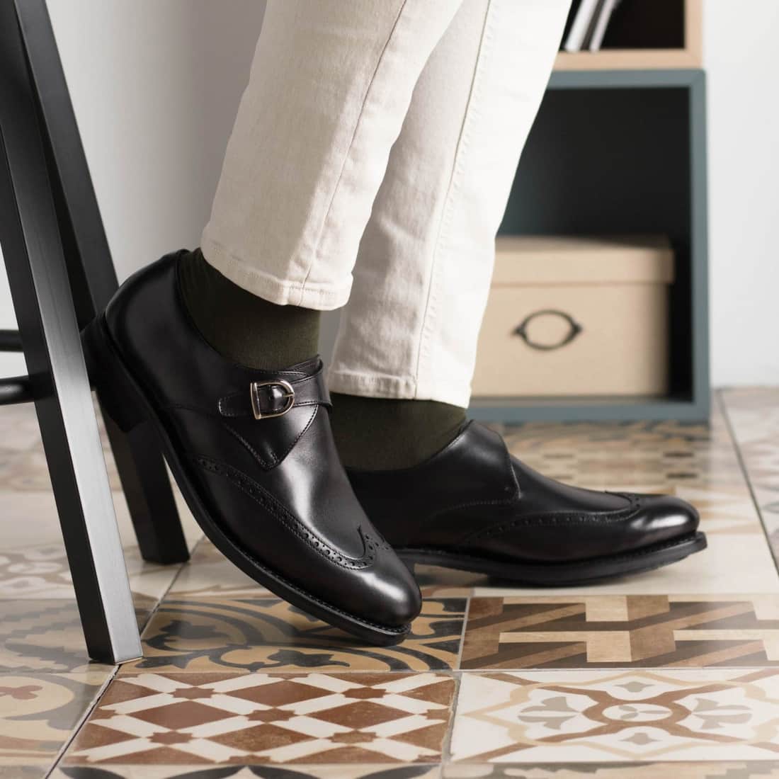 Chaussure à boucle bout fleuri en cuir noir - Semelles