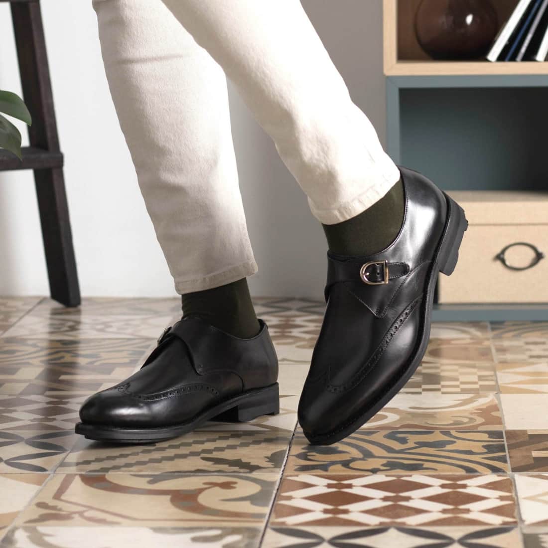 Chaussure à boucle bout fleuri en cuir noir - Semelles