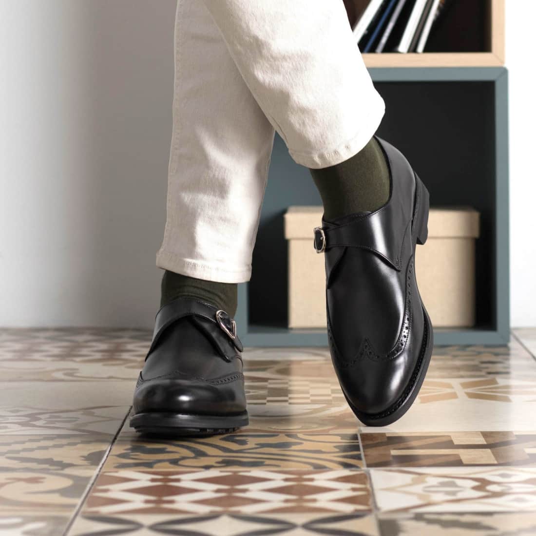 Chaussure à boucle bout fleuri en cuir noir - Semelles