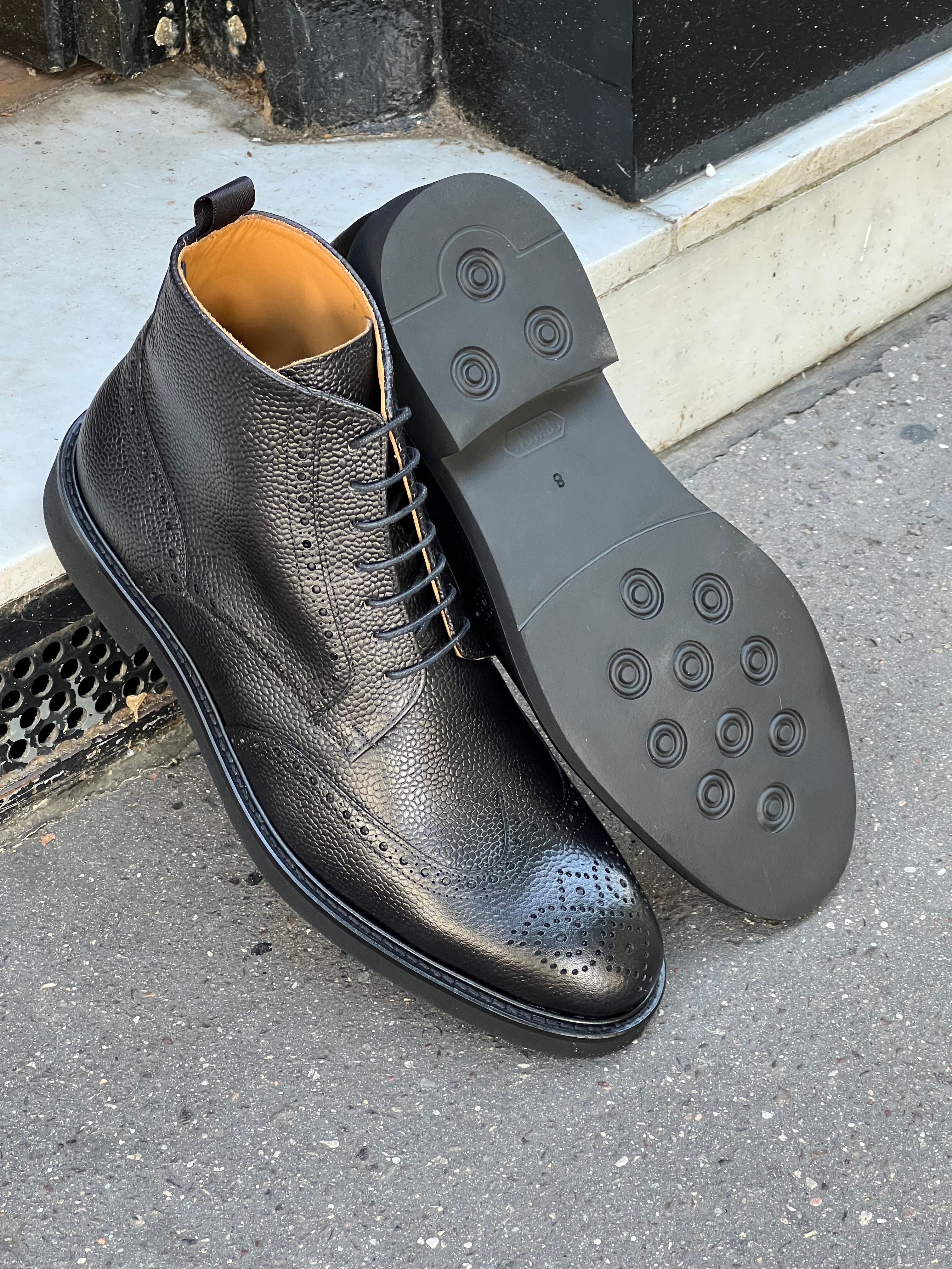 Alpes - Bottines en cuir grainé noir semelles caoutchouc