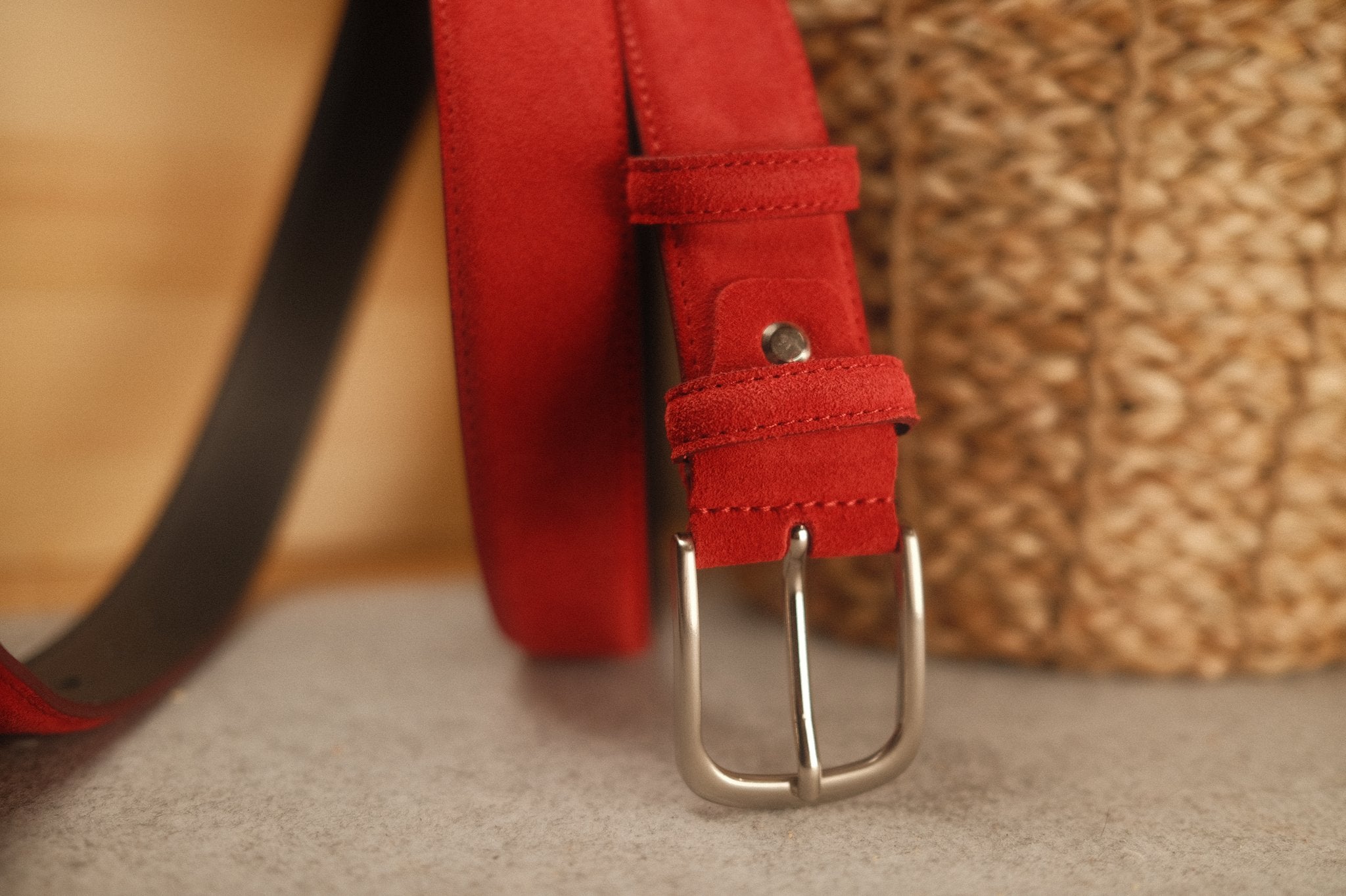 Ceinture en daim rouge boucle ronde 35 mm