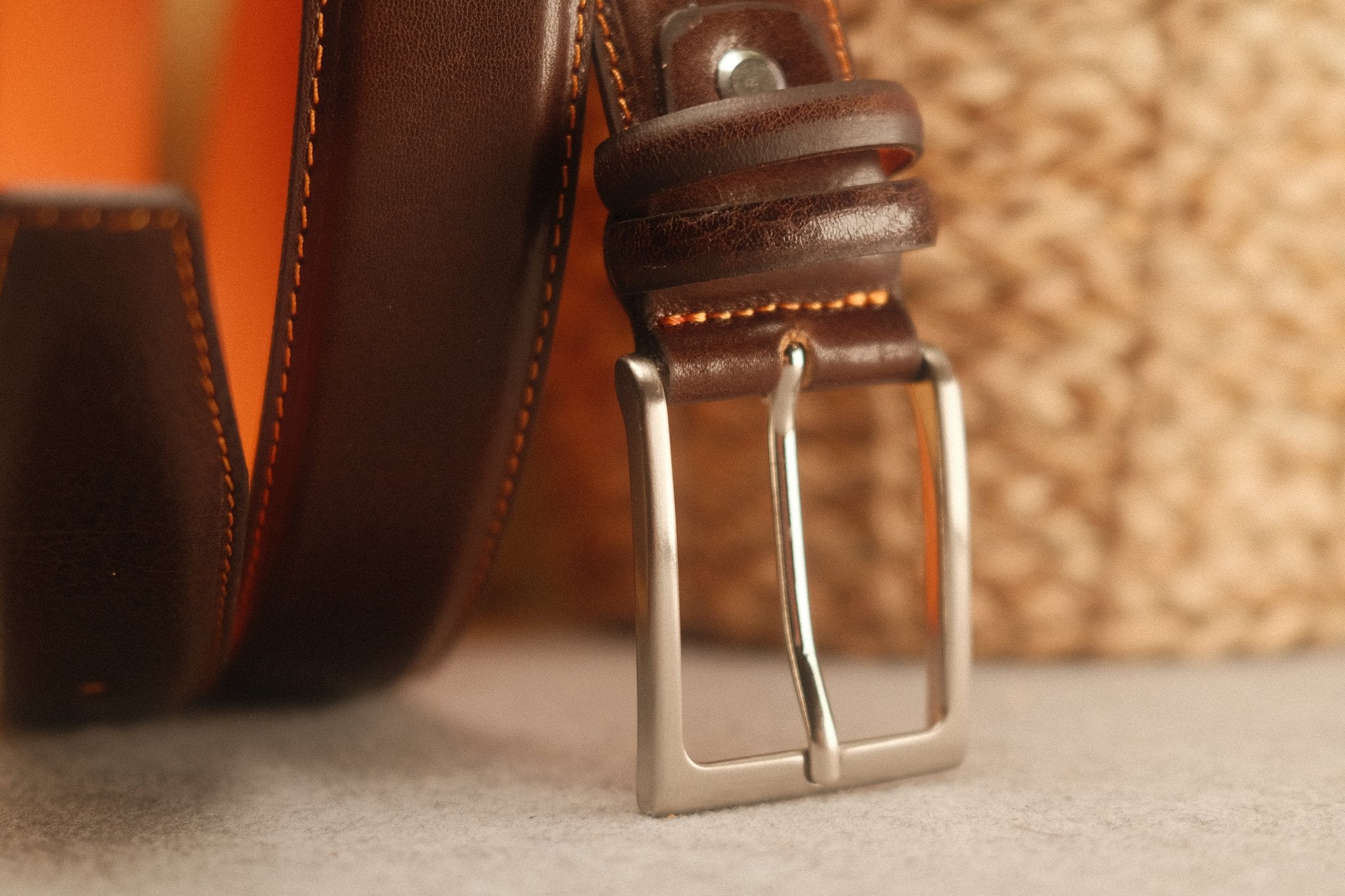 Ceinture en cuir marron – surpiqûre orange, doublure orange, 35 mm