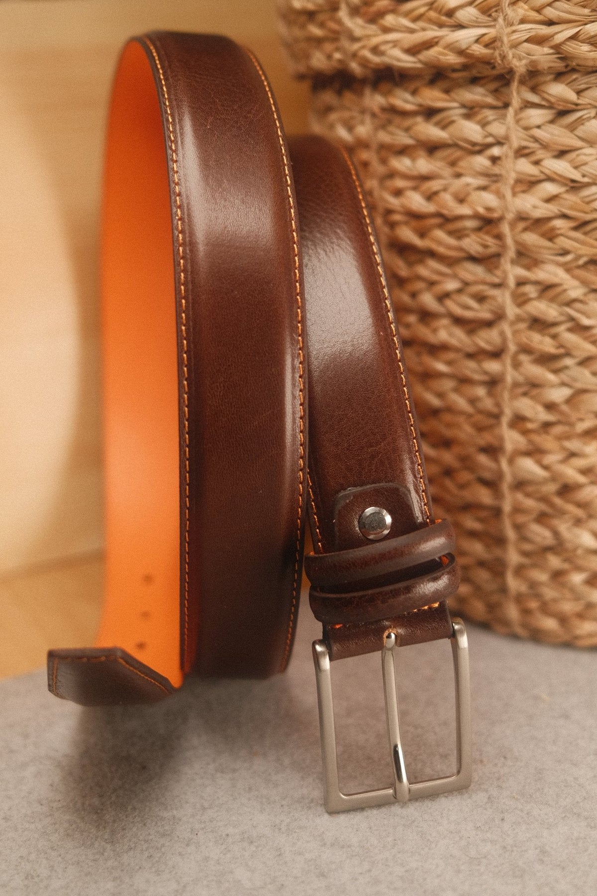 Ceinture en cuir marron – surpiqûre orange, doublure orange, 35 mm – vue 3