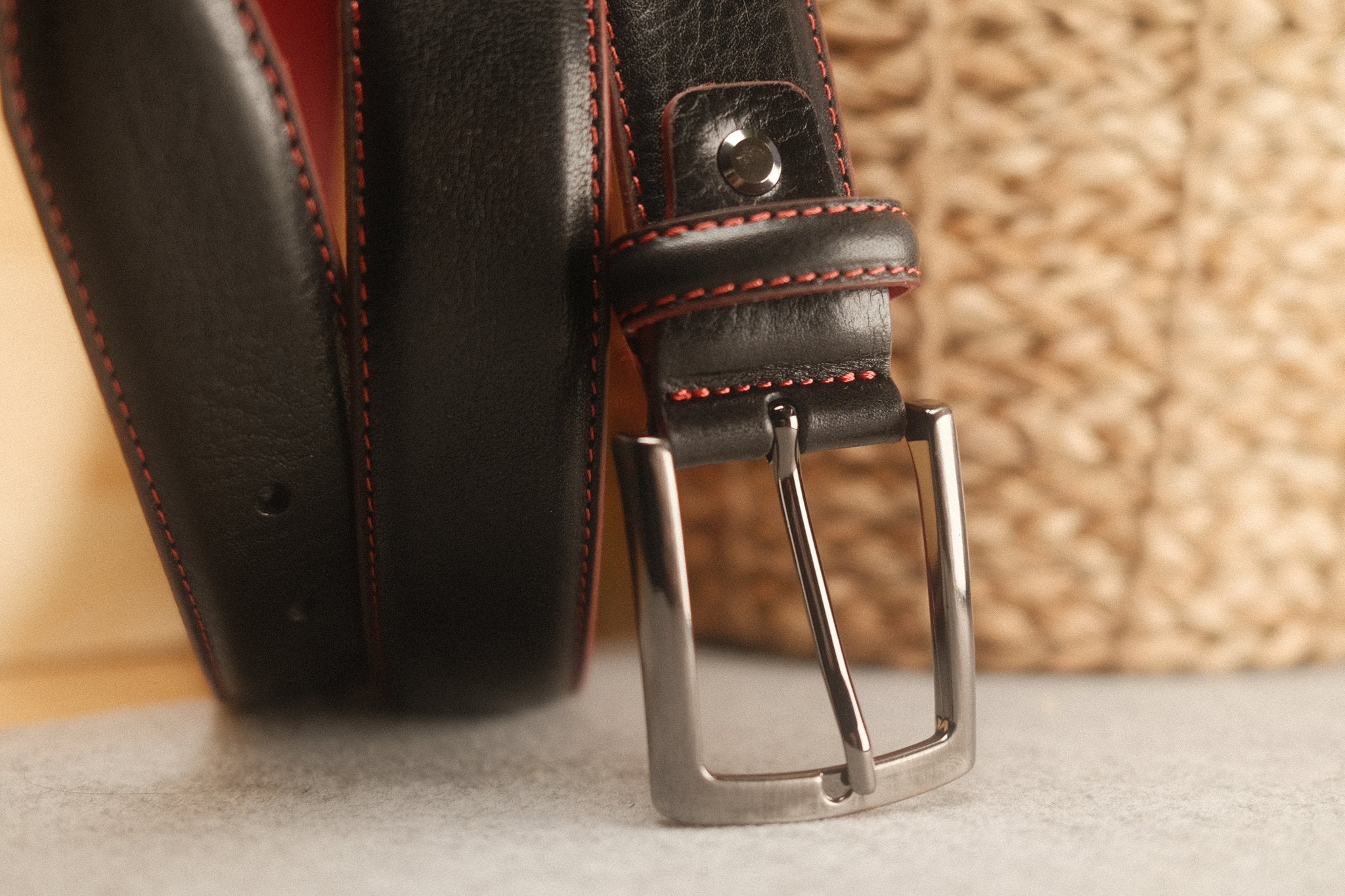Ceinture en cuir noir – surpiqûre rouge, doublure rouge, 35 mm