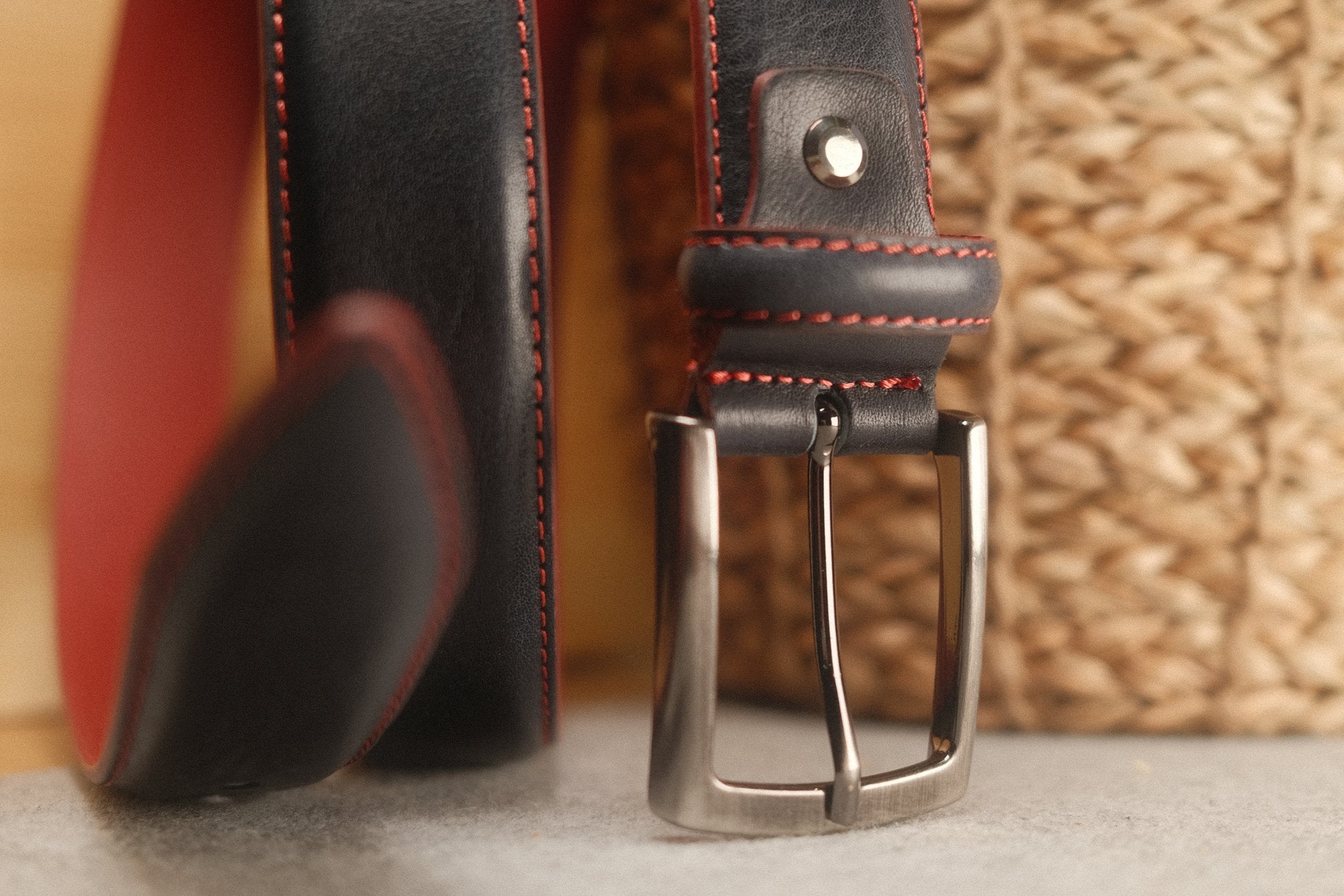 Ceinture en cuir bleu marine – surpiqûre rouge, doublure rouge, 35 mm