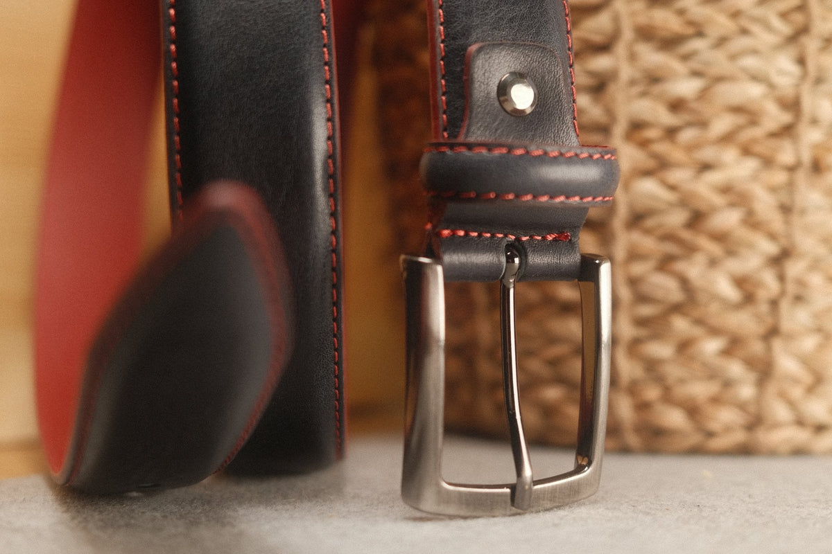 Ceinture en cuir bleu marine – surpiqûre rouge, doublure rouge, 35 mm – vue 2