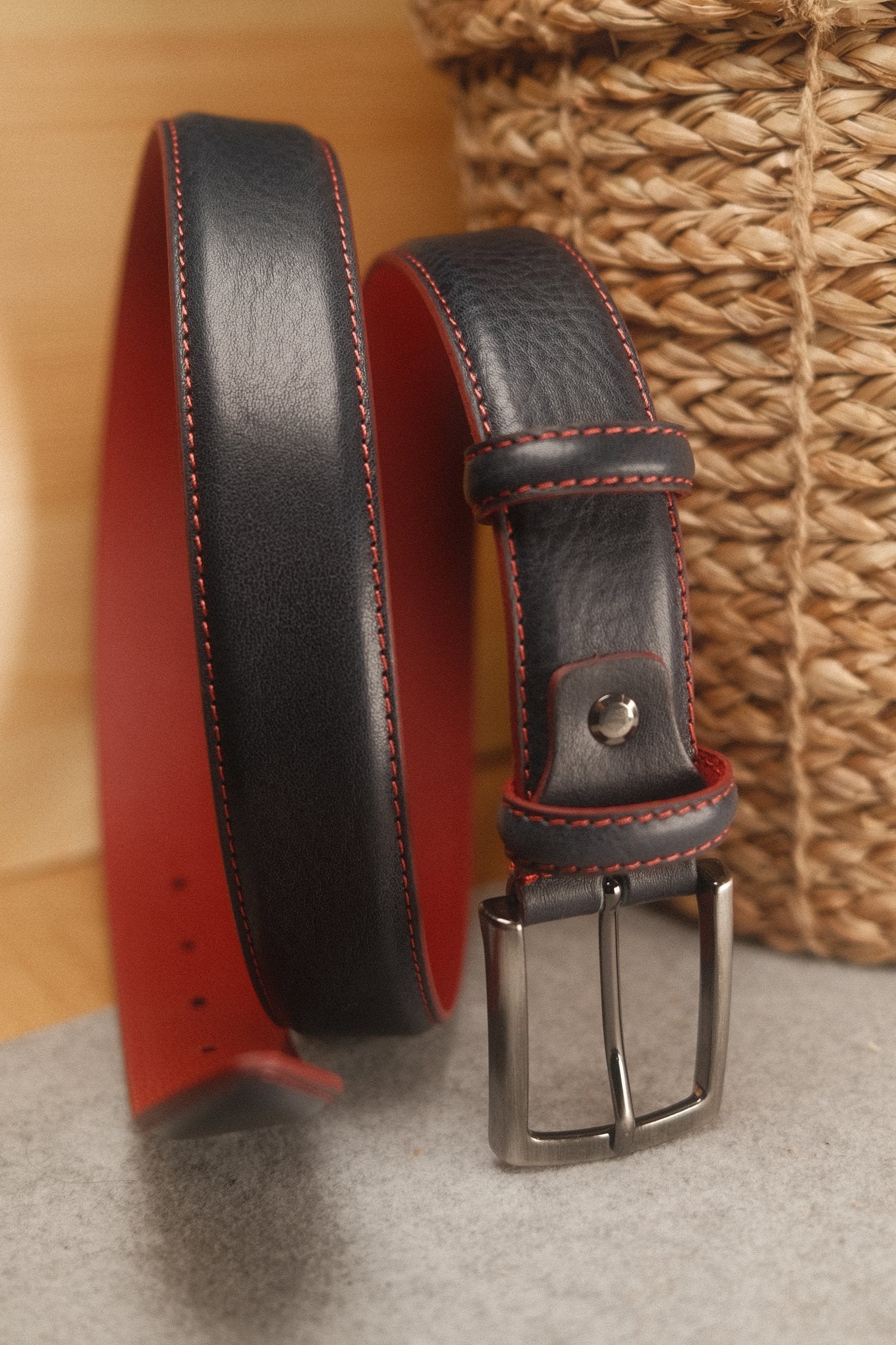 Ceinture en cuir bleu marine – surpiqûre rouge, doublure rouge, 35 mm Norbert Bottier Accessoires Norbert Bottier
