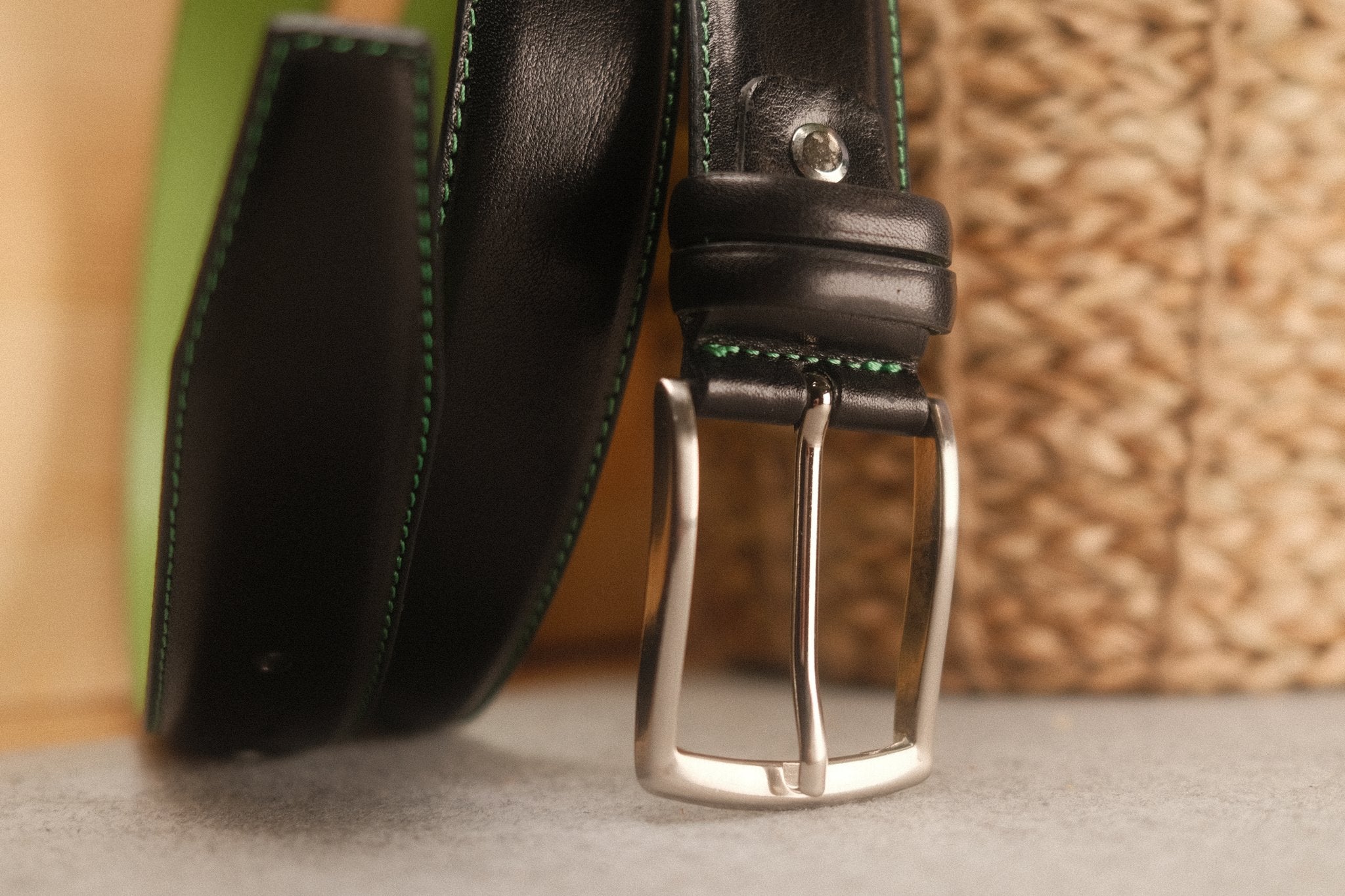 Ceinture en cuir noir – surpiqûre vert pistache, doublure verte, 35 mm