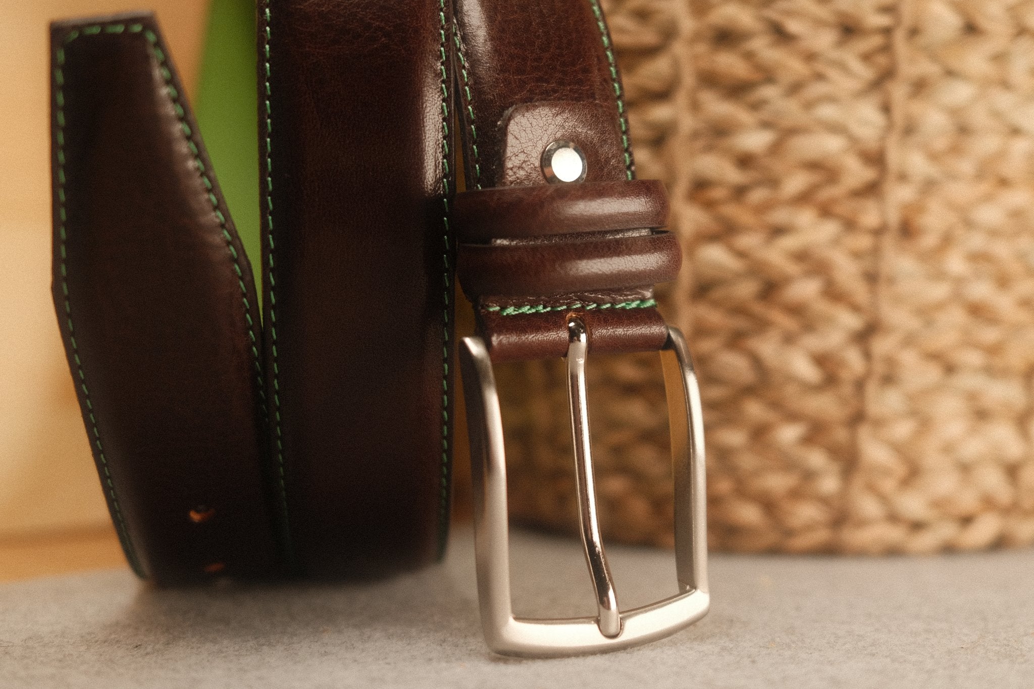 Ceinture en cuir marron foncé – surpiqûre vert pistache, doublure verte, 35 mm