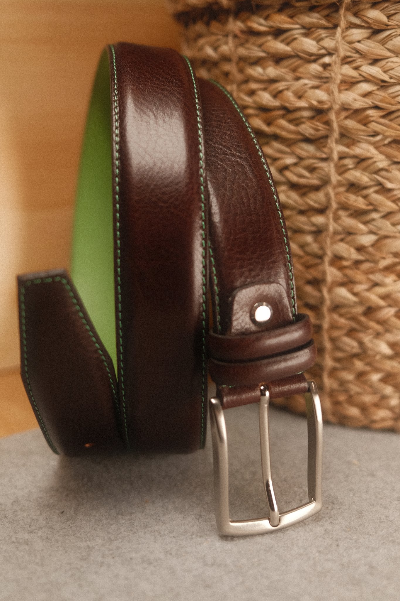 Ceinture en cuir marron foncé – surpiqûre vert pistache, doublure verte, 35 mm Norbert Bottier Accessoires Norbert Bottier