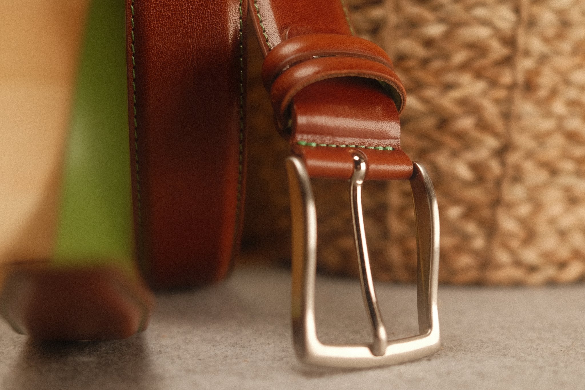 Ceinture en cuir marron clair – surpiqûre vert pistache, doublure verte, 35 mm