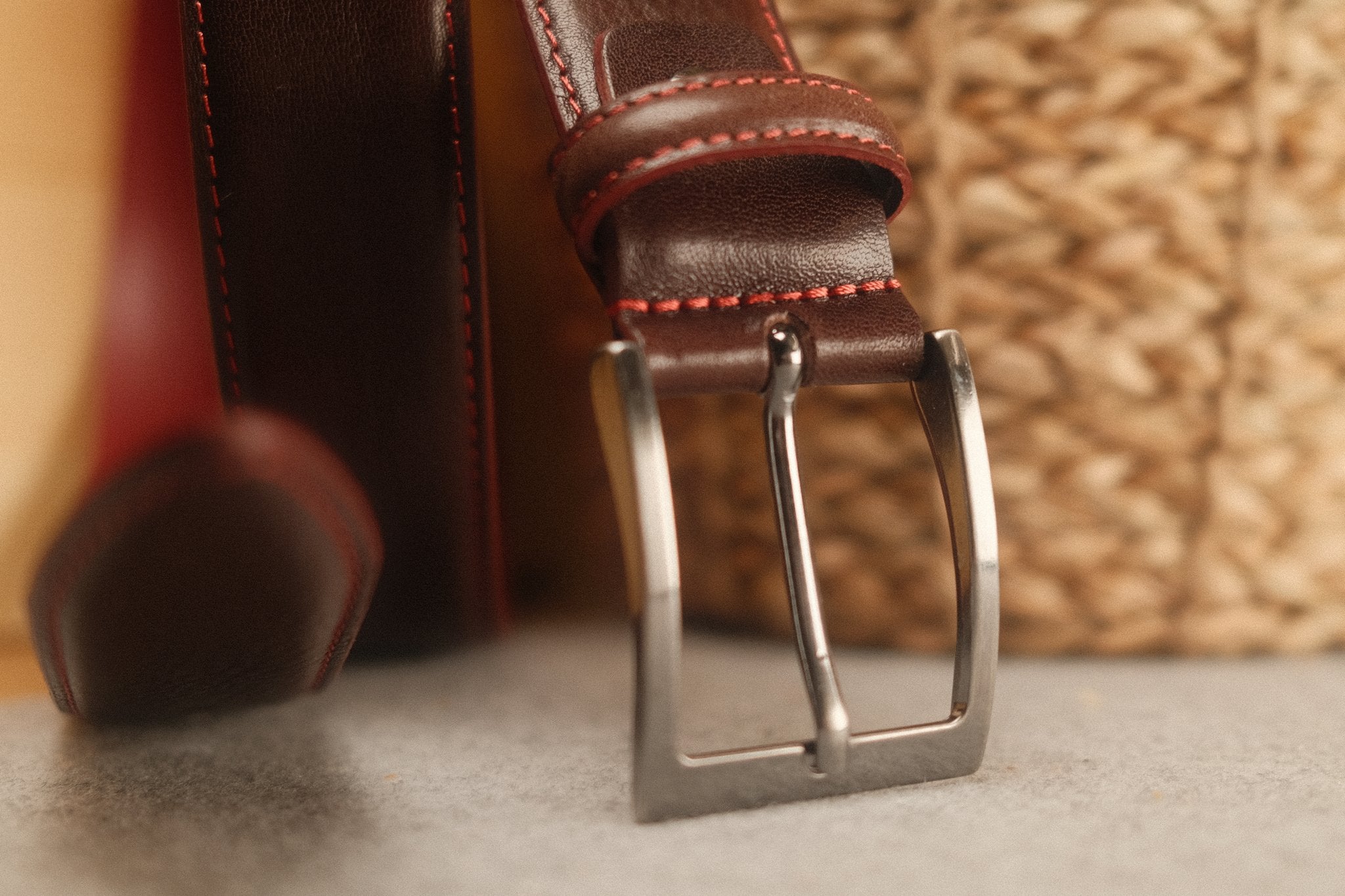 Ceinture en cuir marron – surpiqûre rouge, doublure rouge, 35 mm