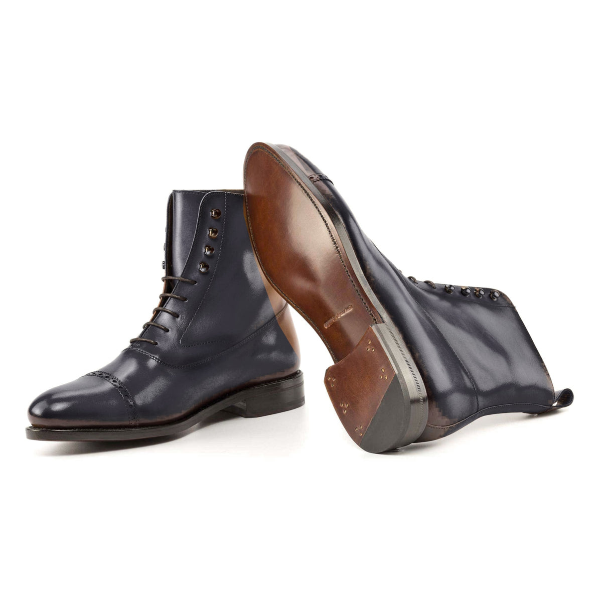 Bottines Balmoral en cuir bleu marine : une bottine couchée montre la semelle