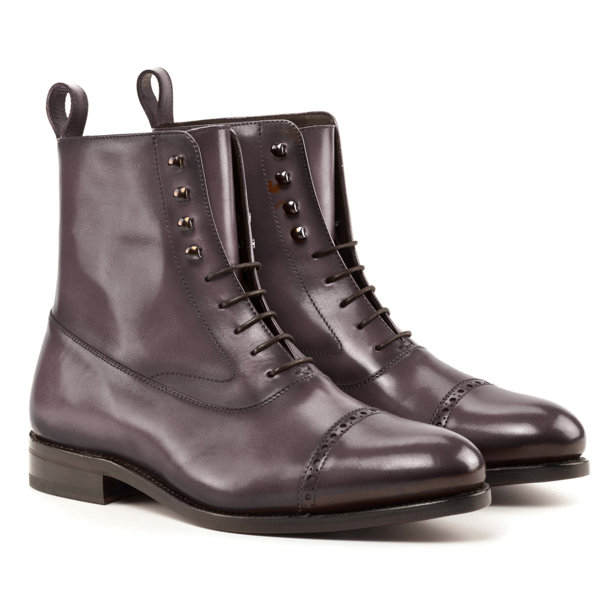 Bottines Balmoral en cuir bordeaux, vue de trois quarts avant
