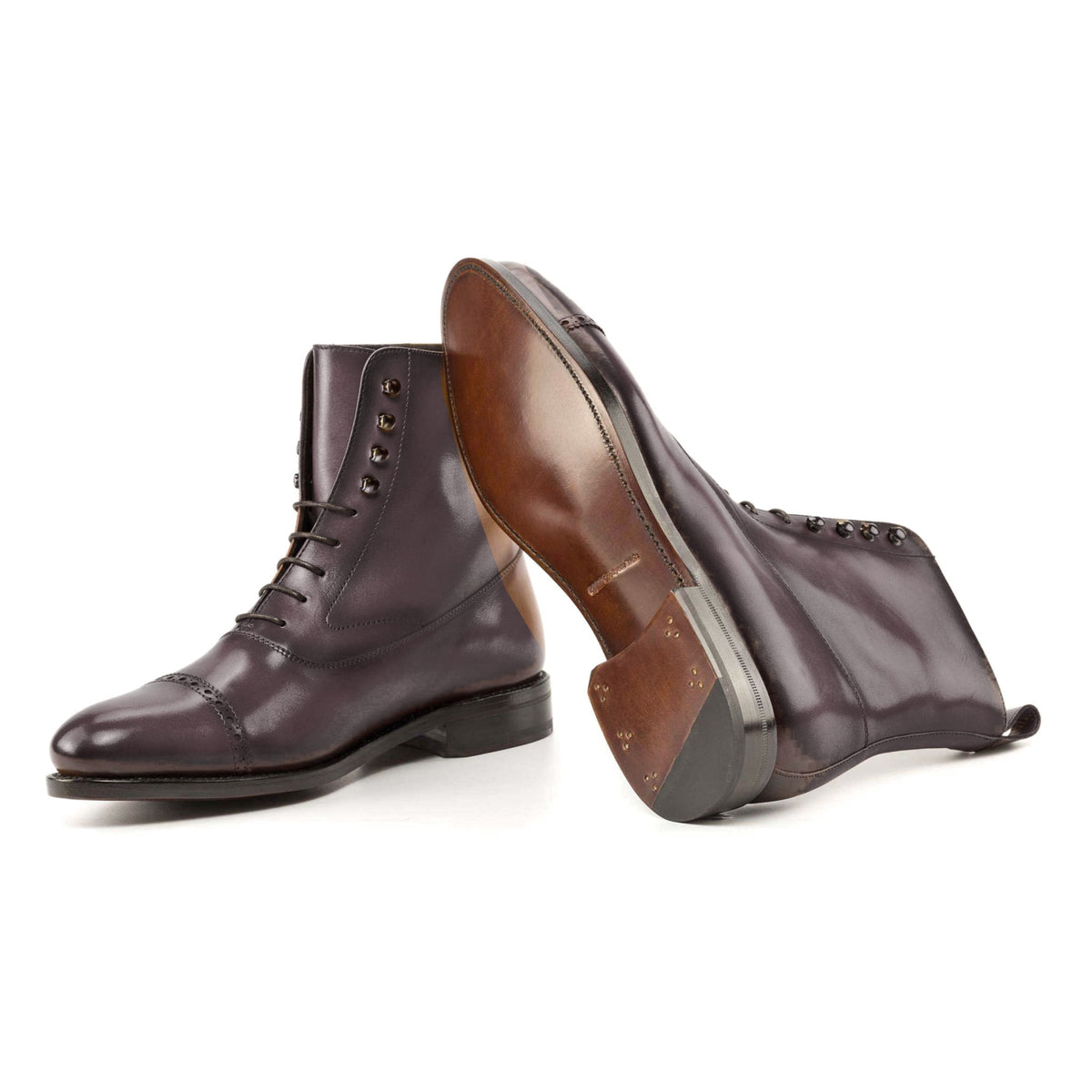 Bottines Balmoral en cuir bordeaux : une bottine couchée montre la semelle