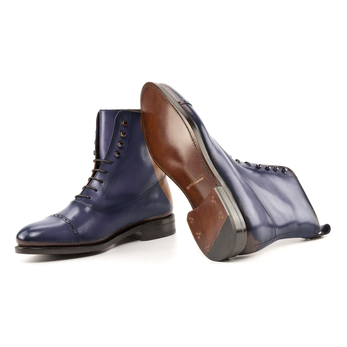 Bottines Balmoral en cuir teinté main bleu pétrole : une bottine couchée montre la semelle